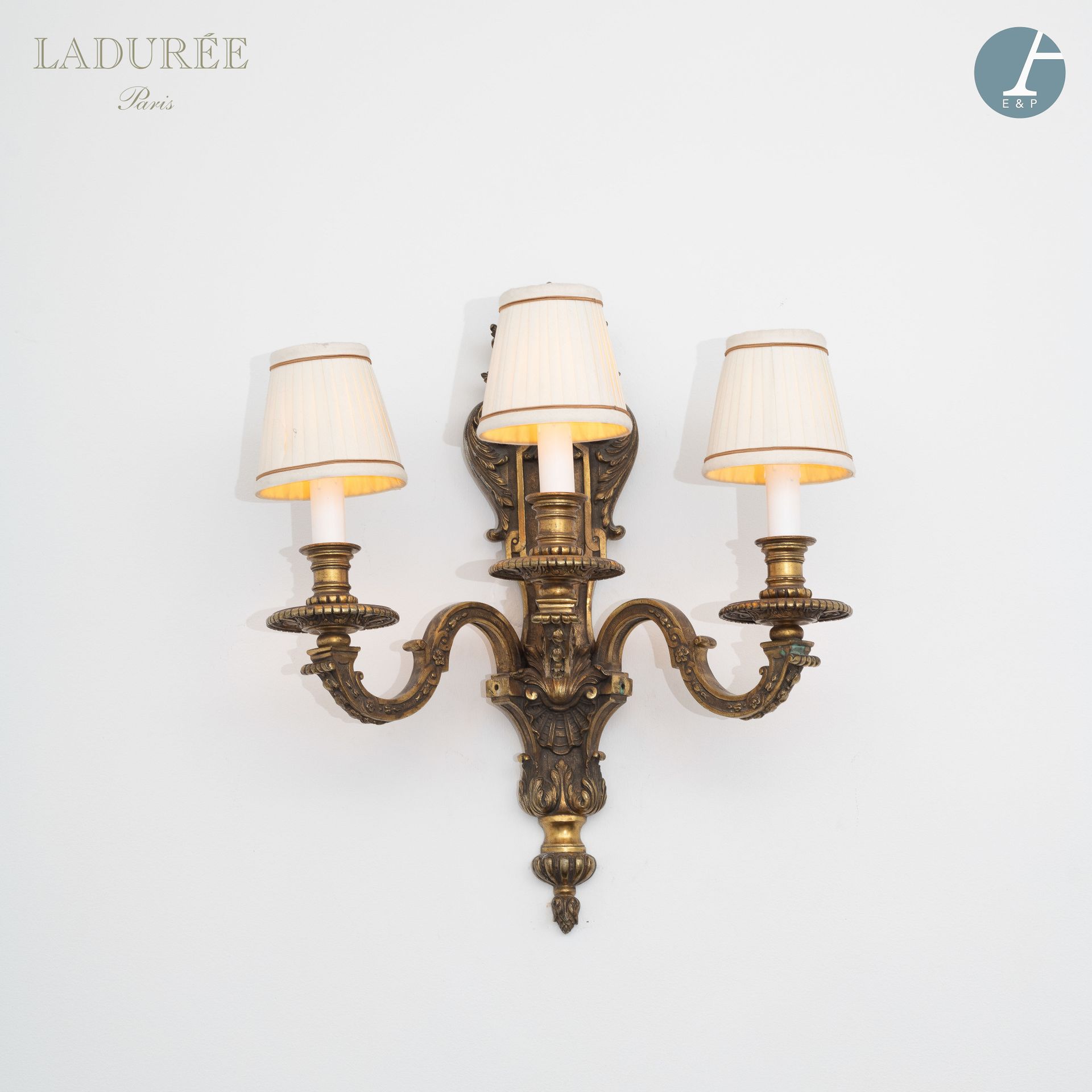 Null 来自Ladurée之家--办公室。

青铜壁灯，有三个带凹槽和镀金的青铜灯臂，装饰有刺桐叶和棕榈树。

摄政风格。

高：30厘米（约）。

使用条件&hellip;