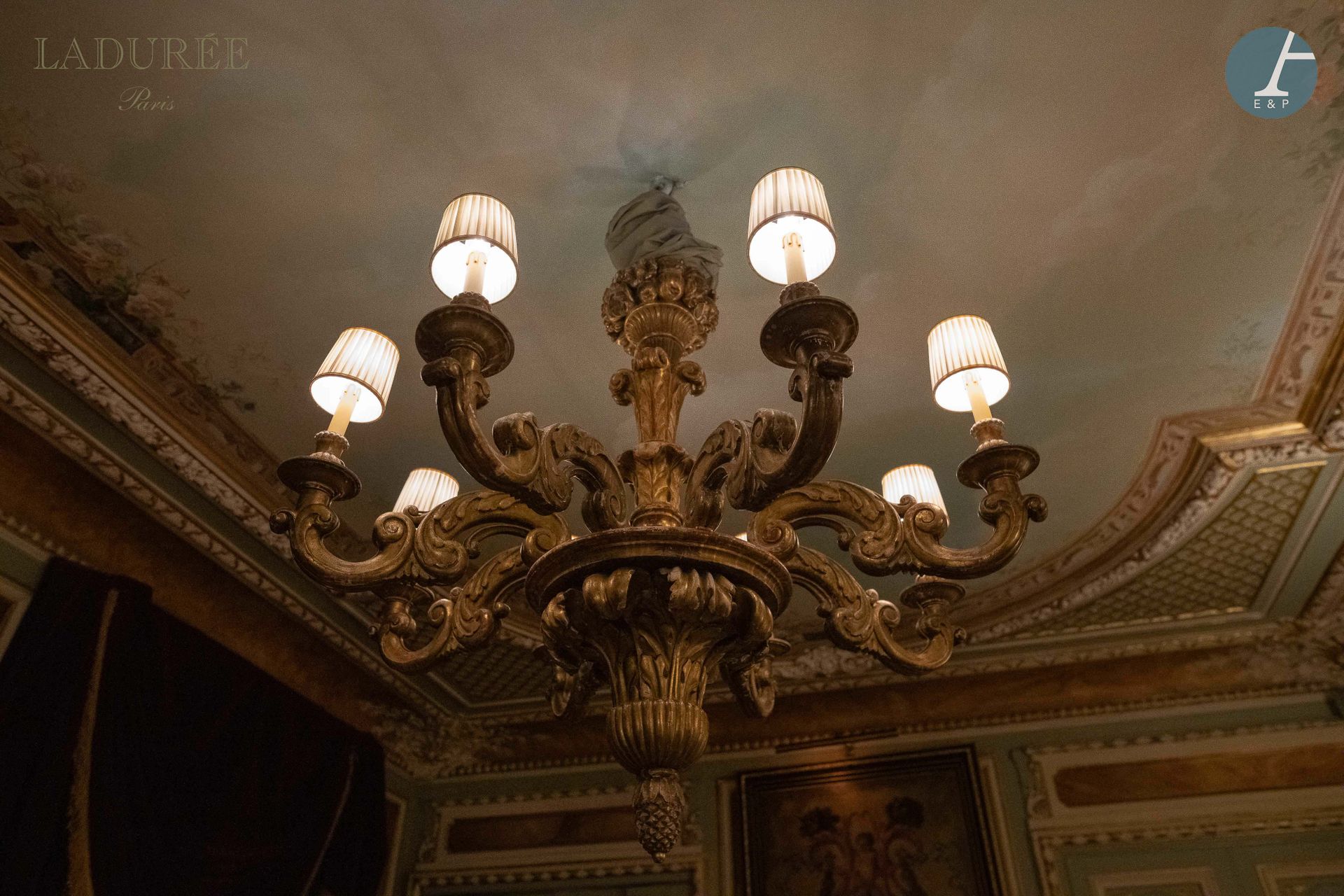 Null Dalla Casa di Ladurée - Salon Paeva.

Importante lampadario in legno intagl&hellip;