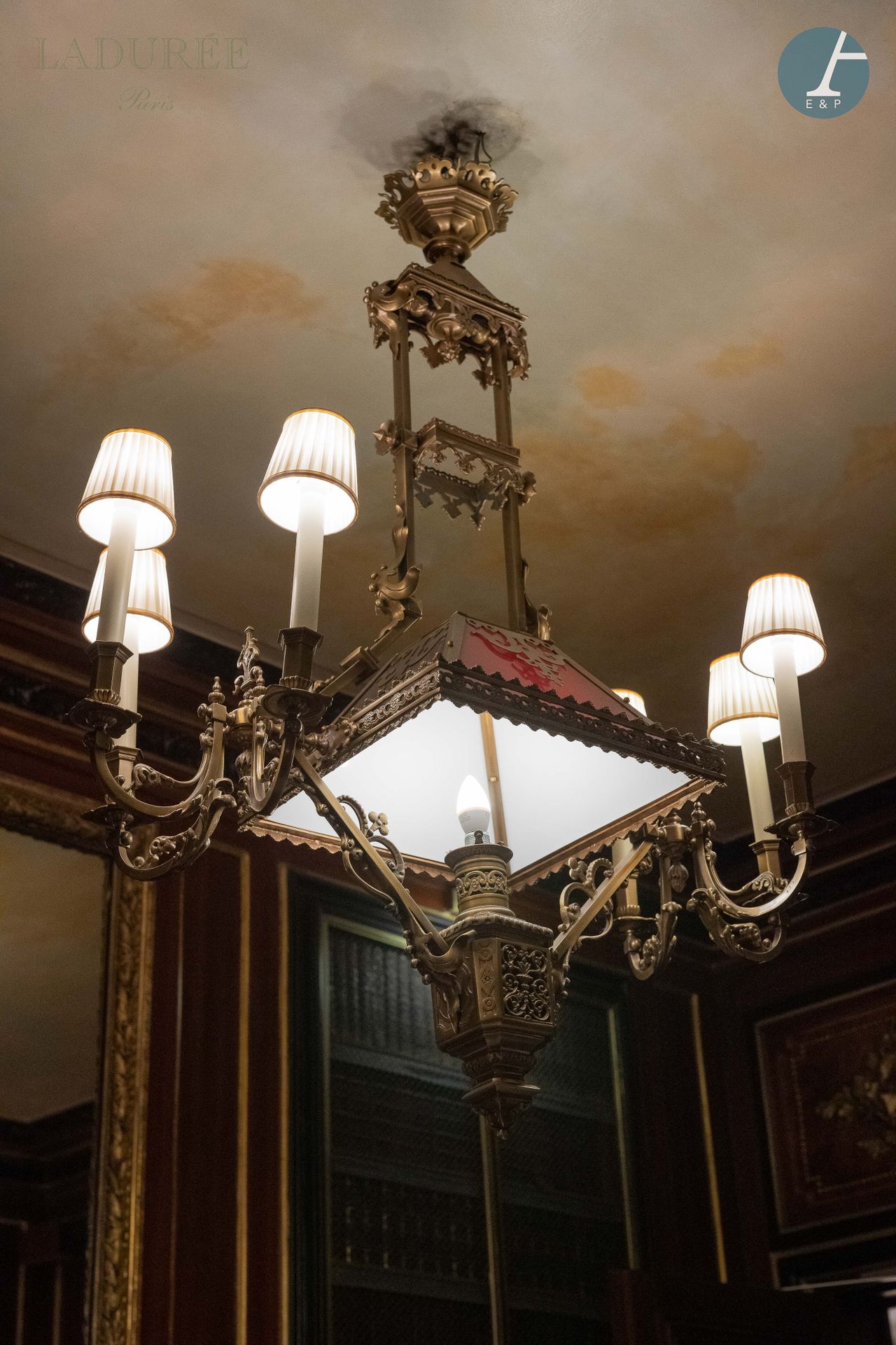 Null 来自拉杜里之家 - 图书馆

重要的鎏金青铜吊灯，有六个灯臂，装饰有中国宝塔。
灯罩为红色乳白玻璃。

新古典主义风格。 

高：145厘米。

使用&hellip;