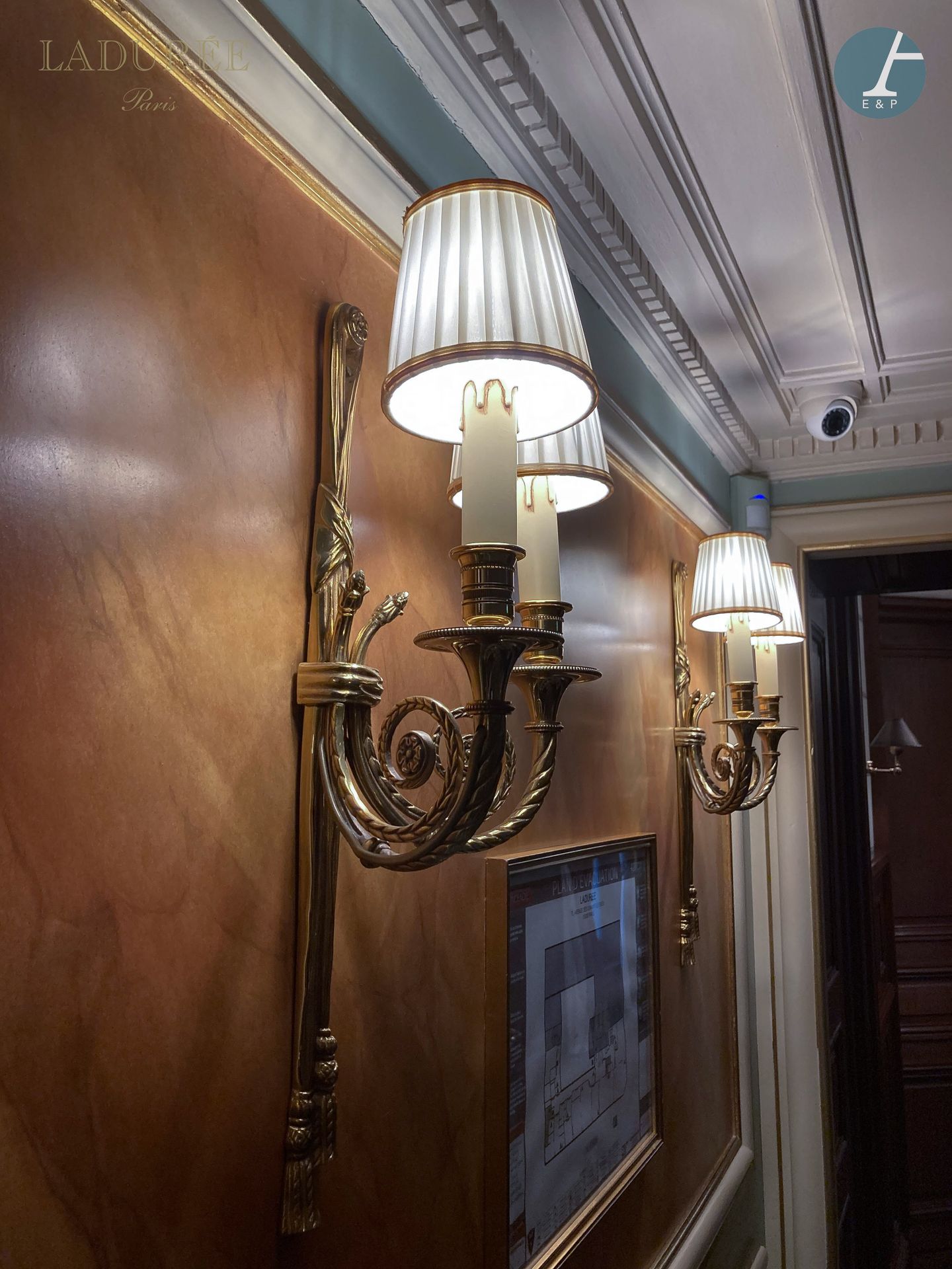 Null 从Maison Ladurée - 1楼走廊。

三个带凹槽和镀金的金属壁炉，有两个灯臂，上面装饰着通花。

路易十六的风格。

高：49厘米。

使&hellip;