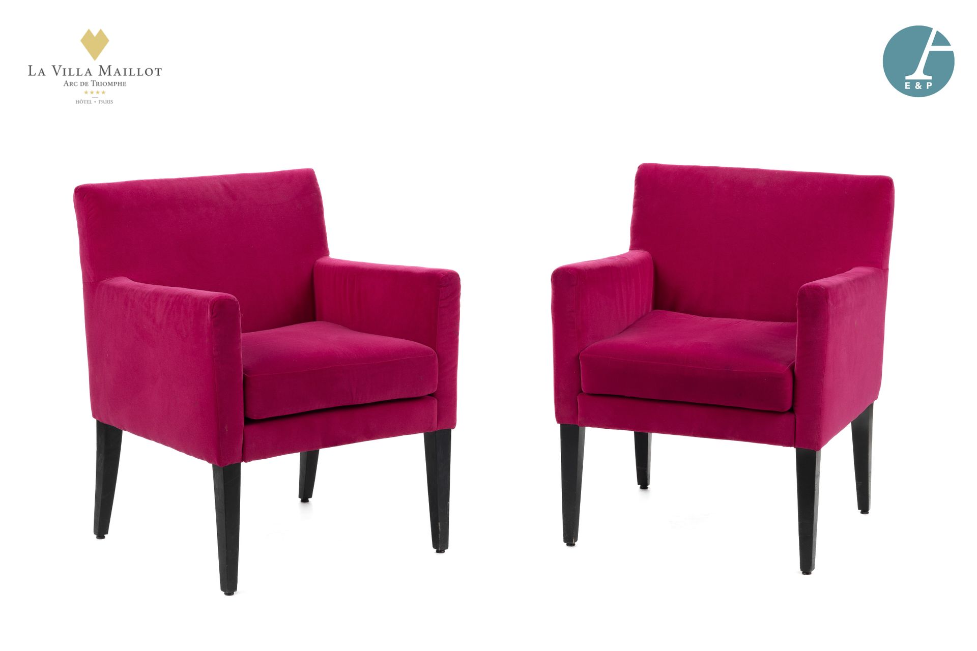 Null 一对扶手椅完全用紫红色的天鹅绒装饰，直背和扶手用天鹅绒装饰，座椅用天鹅绒覆盖的泡沫垫，前面是熏黑的木鞘腿，后面是木质马刀脚，木质滑轨。
高度：77厘米&hellip;