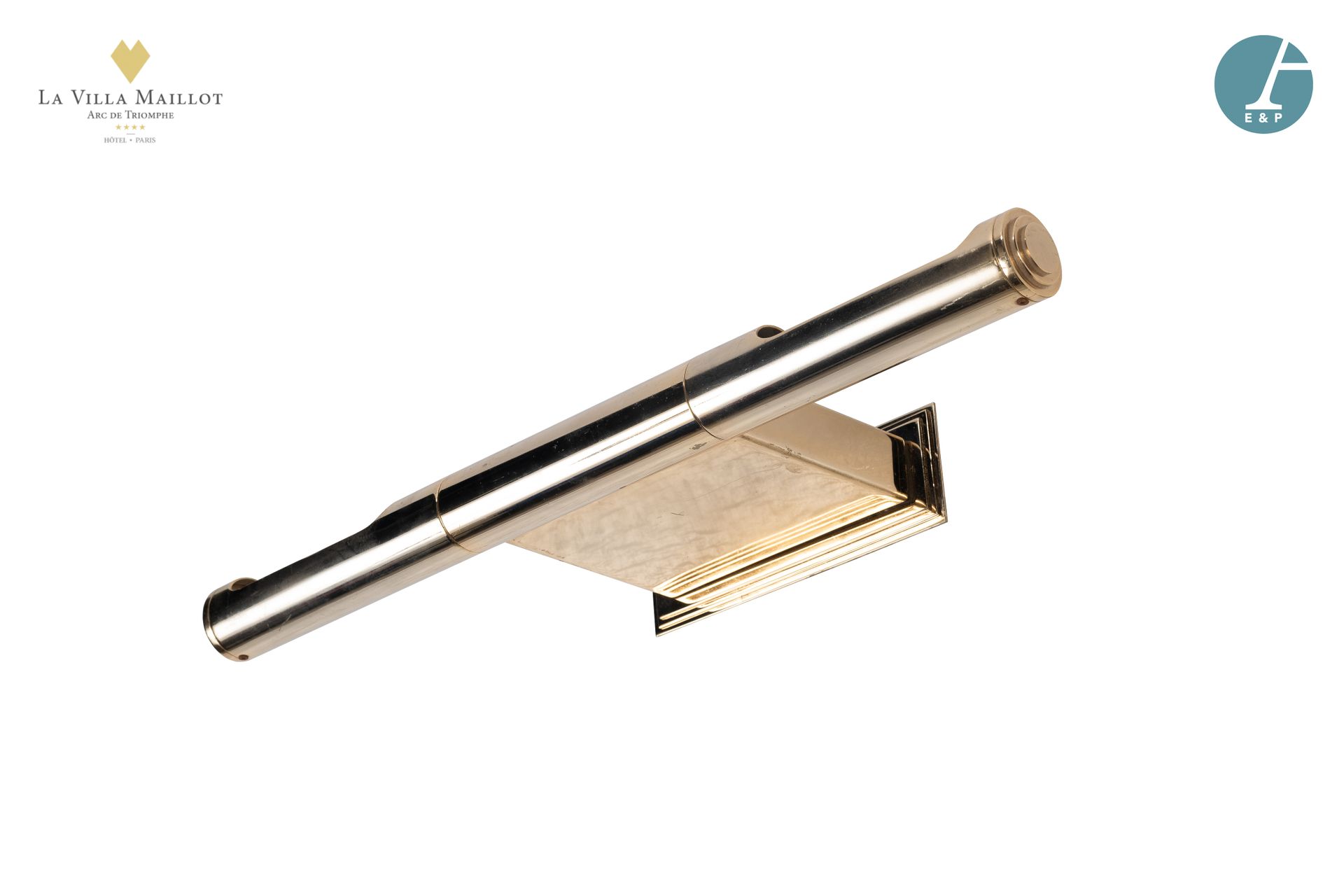 Null 黄铜或抛光金属桌面反射器，带双灯泡管状扩散器和长方形底板，用螺丝固定。 
长度：35厘米（约）。
使用状况。