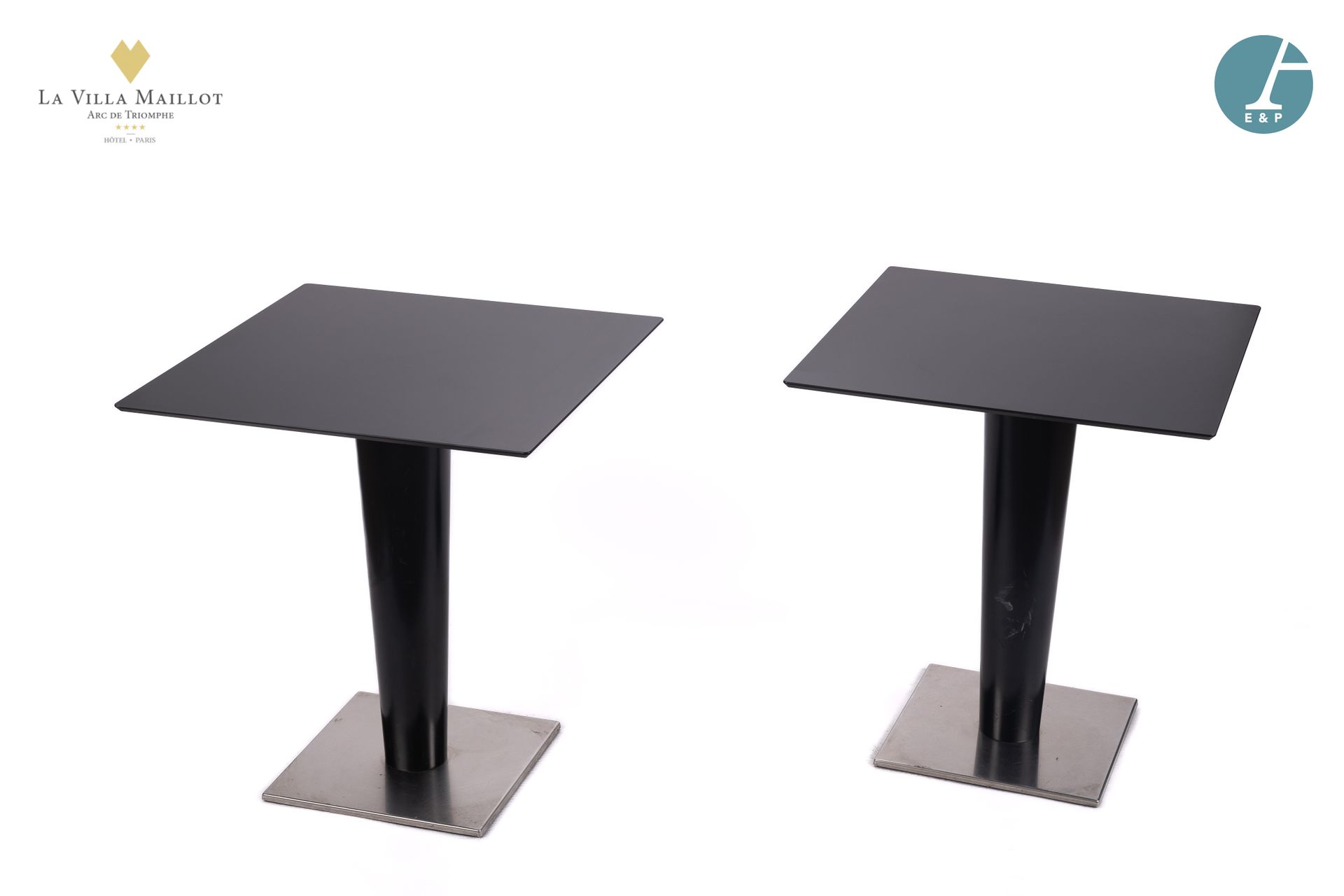 Null 一套两张桌子，方形的黑色组成的顶部，放在一个中央管状的直立和拉丝金属底座上。 
使用状况。
高76厘米。- 长度：69厘米。