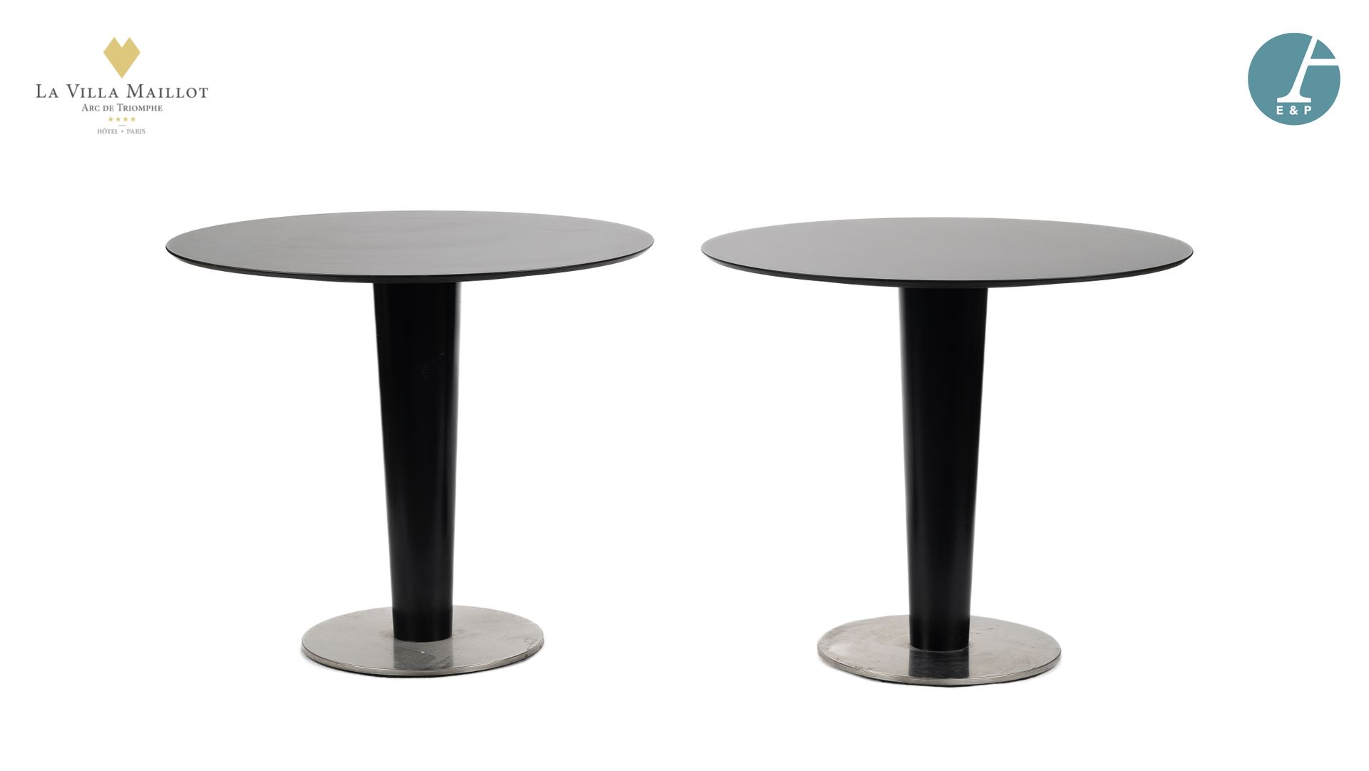 Null 一套两张黑色漆面金属桌，圆形桌面，靠在一个中央管状直立物和一个圆形拉丝金属底座上。
高：77厘米。- D：88厘米。
使用状况。