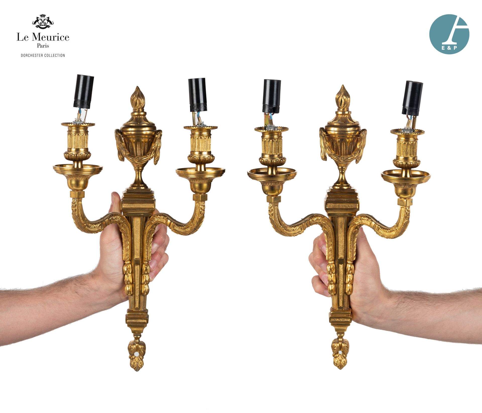 Null From the Hôtel Le Meurice.
Pair of two-arm sconces in chased and gilded bro&hellip;