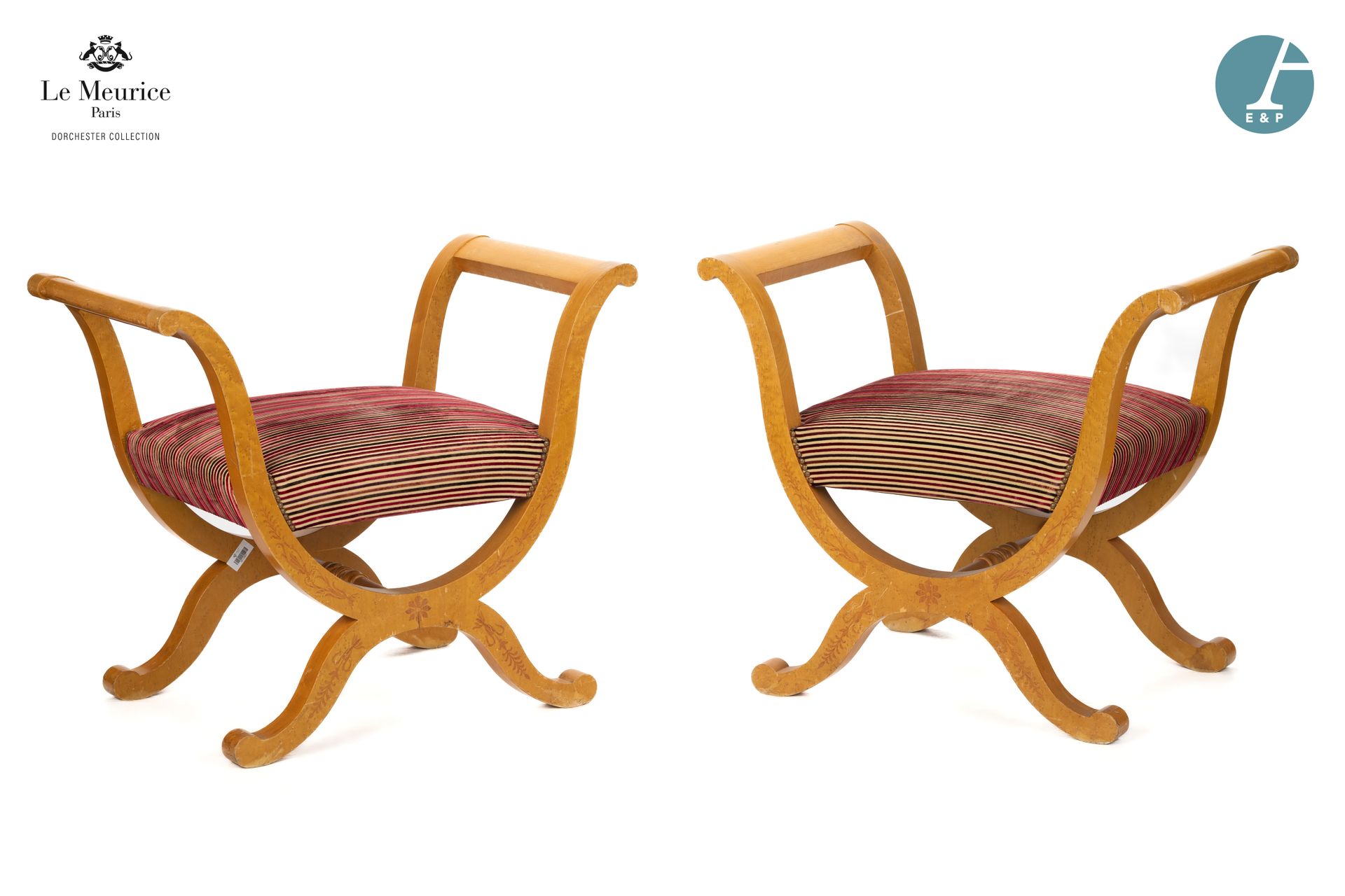 Null 来自Le Meurice酒店。
一对木质和金黄色木皮的曲尺椅，装饰有花和植物茎的镶嵌，红色、酒红色和梅色天鹅绒条纹织物的铆钉装饰。
复原风格。现代作品&hellip;