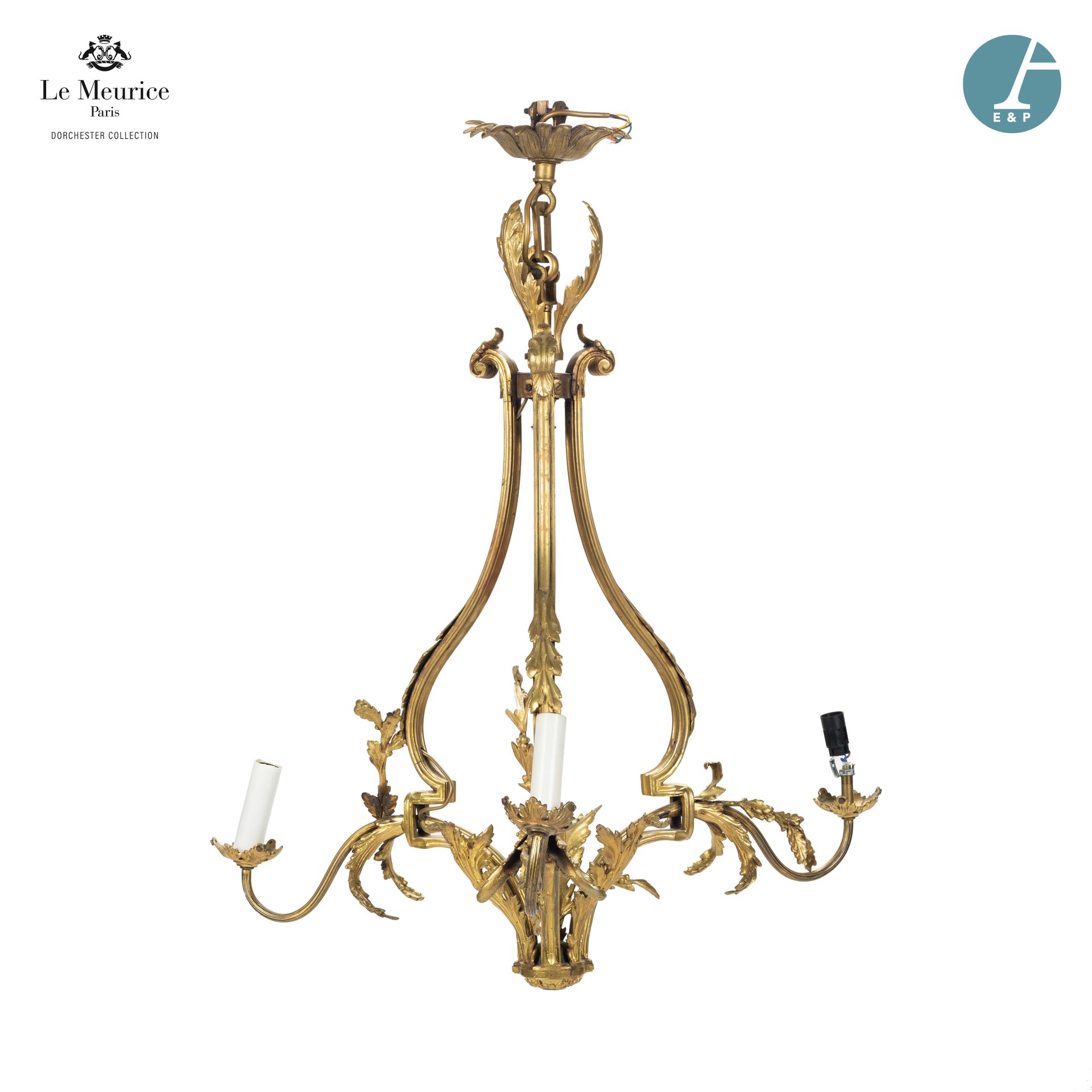 Null 来自Le Meurice酒店。
一盏带凹槽和镀金的青铜吊灯，有一个风格化的花瓣支架和一个带三条光臂的滚动刺桐叶笼。
路易十五风格，现代作品。
高度：7&hellip;