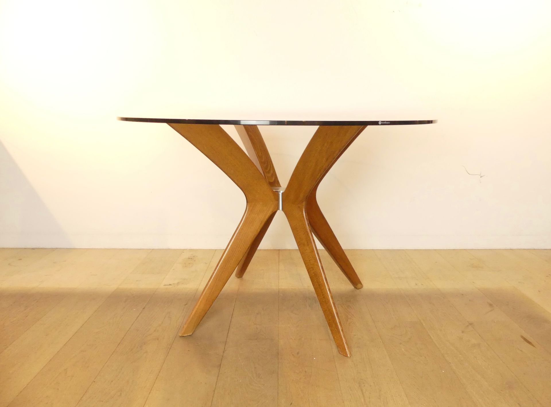 Null 卡利加里斯，"东京 "圆桌钢化玻璃面板和实心胡桃木腿（直径100，高75）。