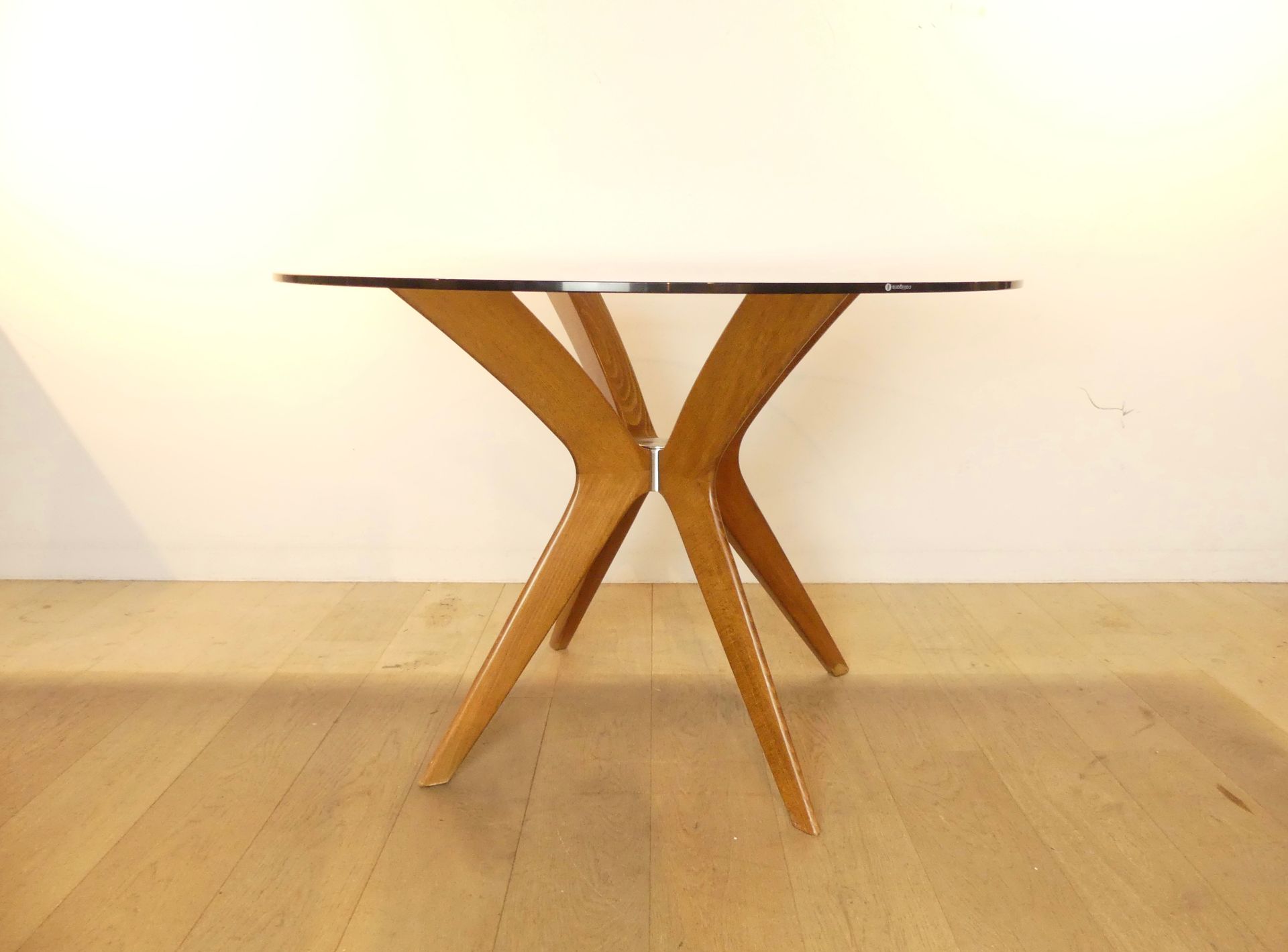 Null Calligaris, table ronde "Tokyo" , plateau en verre trempé et pieds en noyer&hellip;