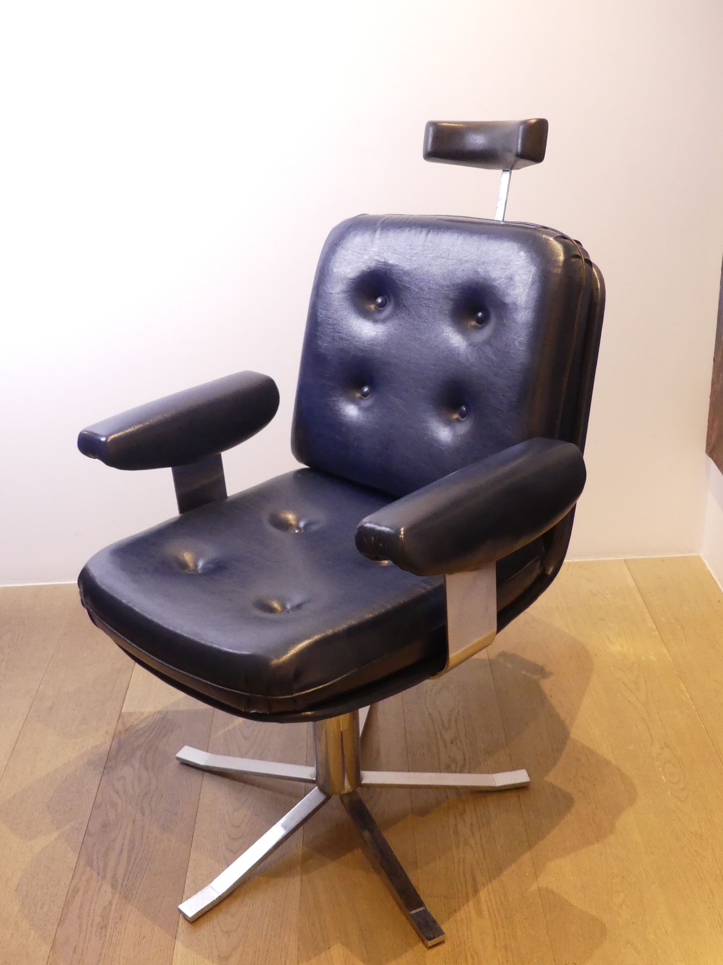 Null Barber chair in blue leatherette, chrome legs, removable headrest