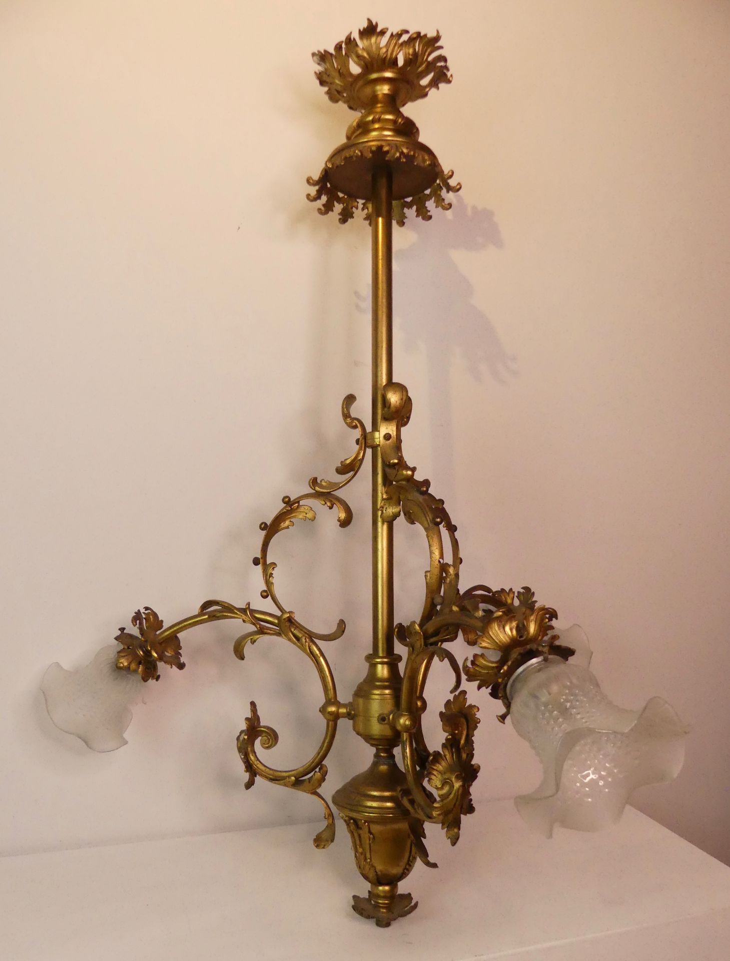 Null Lámpara de bronce dorado de 3 luces, alrededor de 1900, tulipas de cristal &hellip;