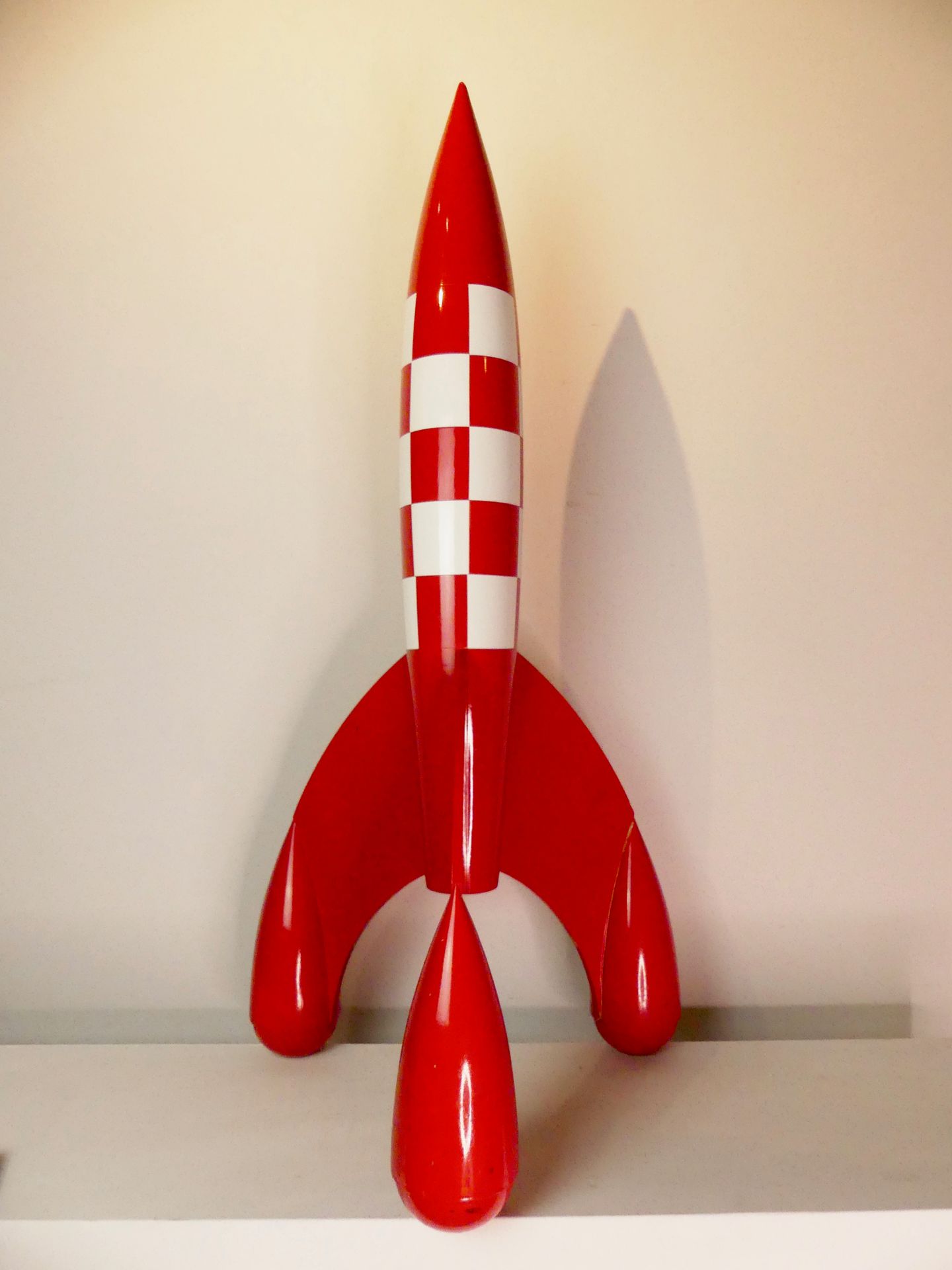Null 丁丁》，Michel Aroutcheff为Hergé设计，1986年，漆面木质火箭，丁丁 "在月球上行进"（H 107）（事故和修复）。