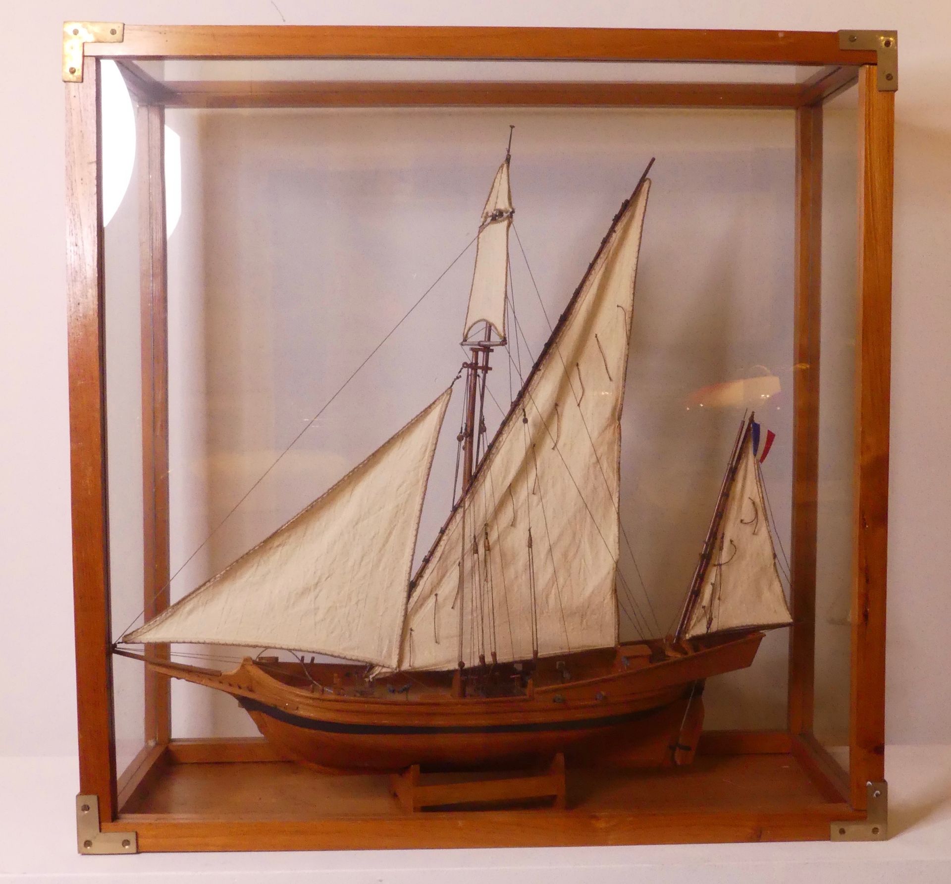 Null Modell eines Lateinersegelschiffes aus Holz, in einer Vitrine (72x72)