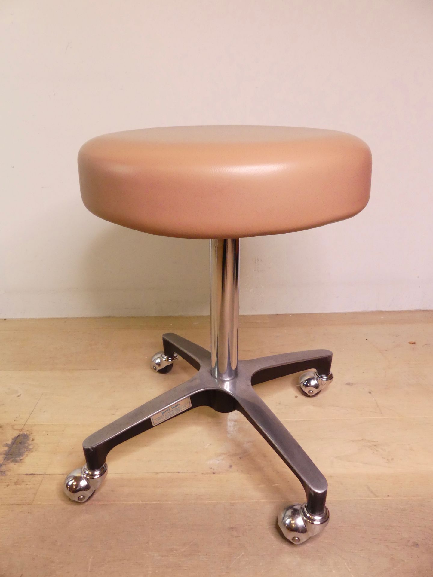 Null 汉密尔顿工业公司，美国，约1970年，带脚轮的高度可调凳子，原始的skai座椅和镀铬钢底座（状况良好）（直径：38）。