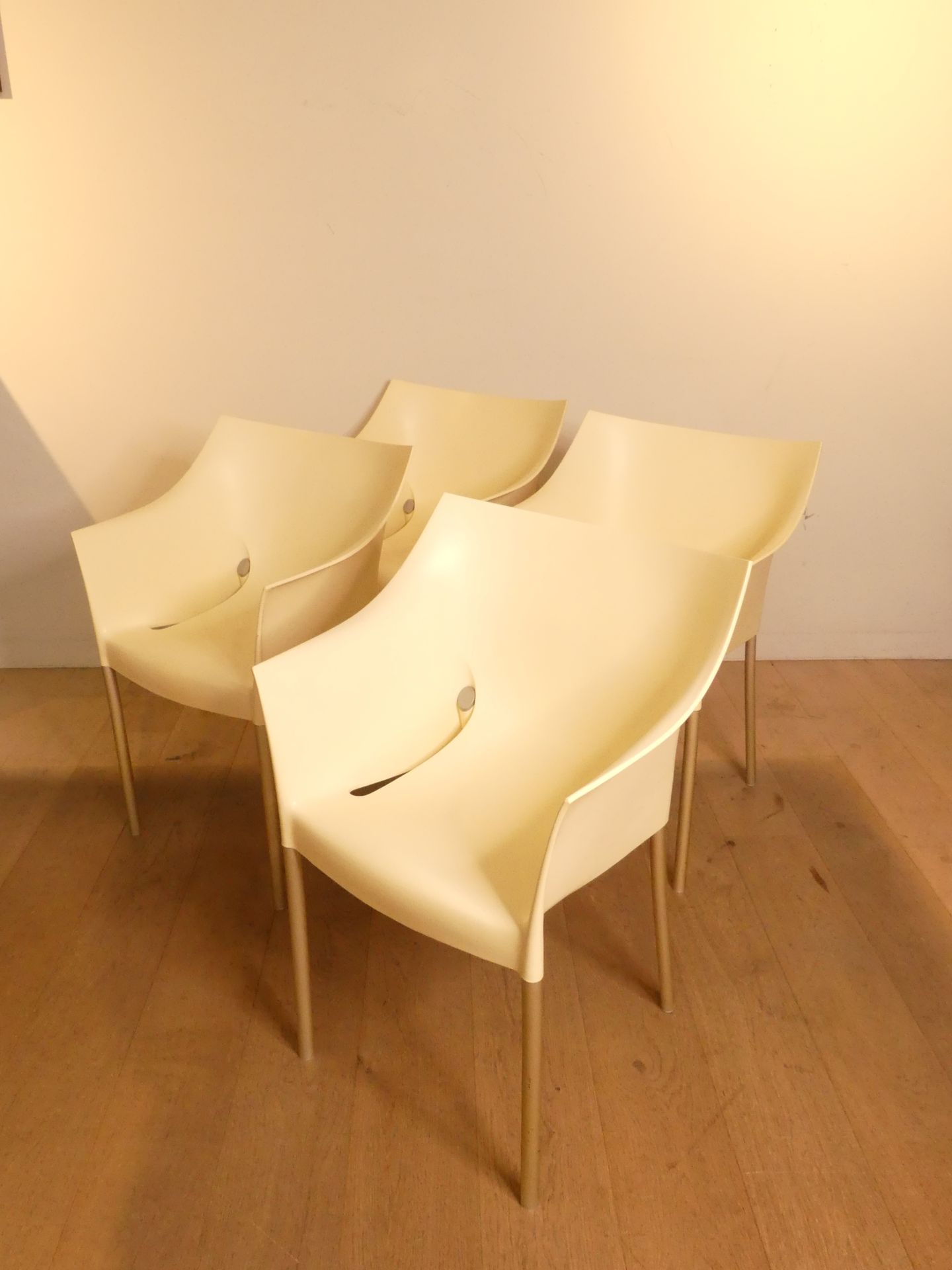 Null Philippe Stark for Kartell, 1998, 4张 "Dr No "扶手椅，奶油色聚丙烯外壳和漆面铝腿（高43，长30）。