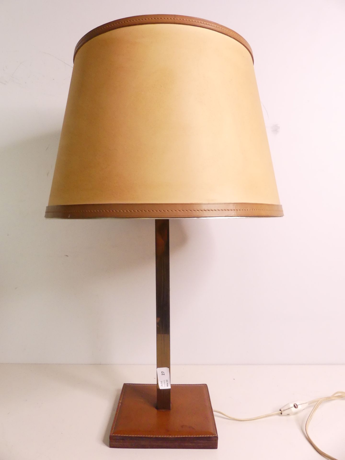 Null Delvaux, lampe de bureau en cuir et bronze, estampille en dessous, abat-jou&hellip;