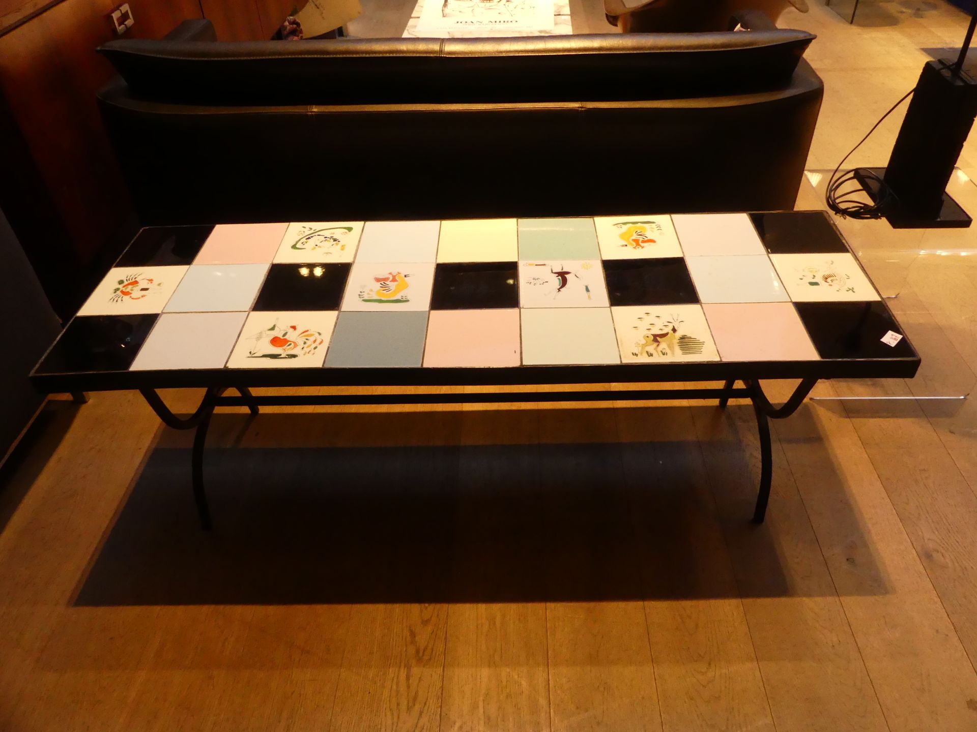 Null Table basse à carreaux de céramique décor animalier, vers 1960 (140x47x48ht&hellip;