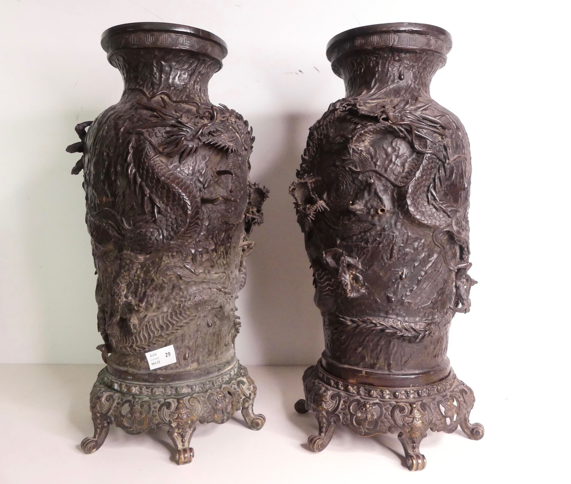 Japon, paire de vases en bronze, vers 1870, décor de dragons en relief (accident&hellip;