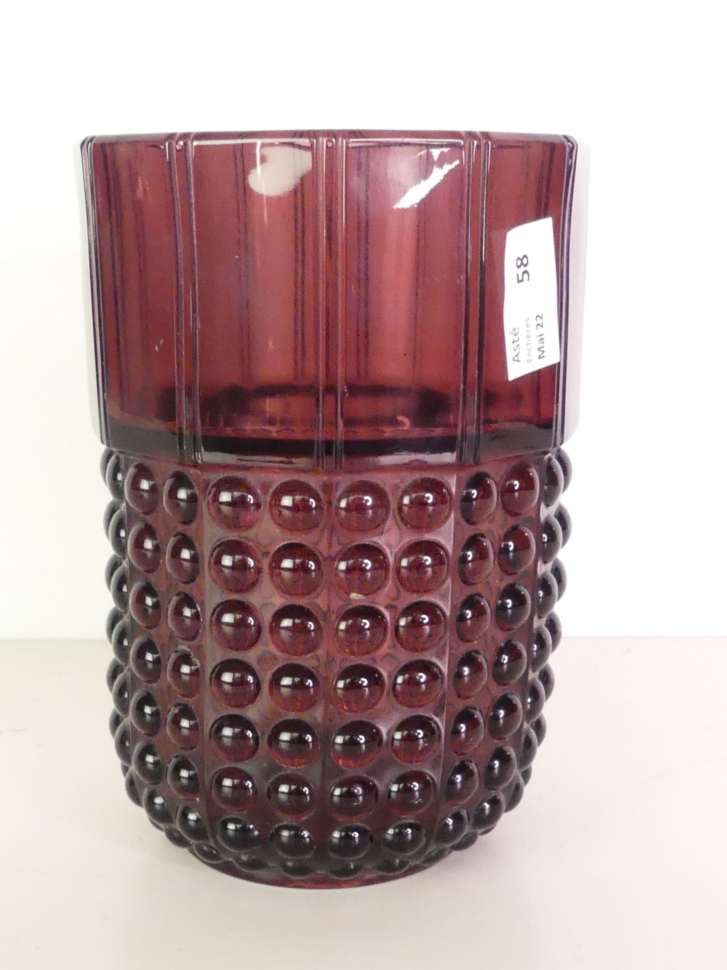 Null Val Saint Lambert, vase en cristal moulé couleur prune (H: 20 cm)