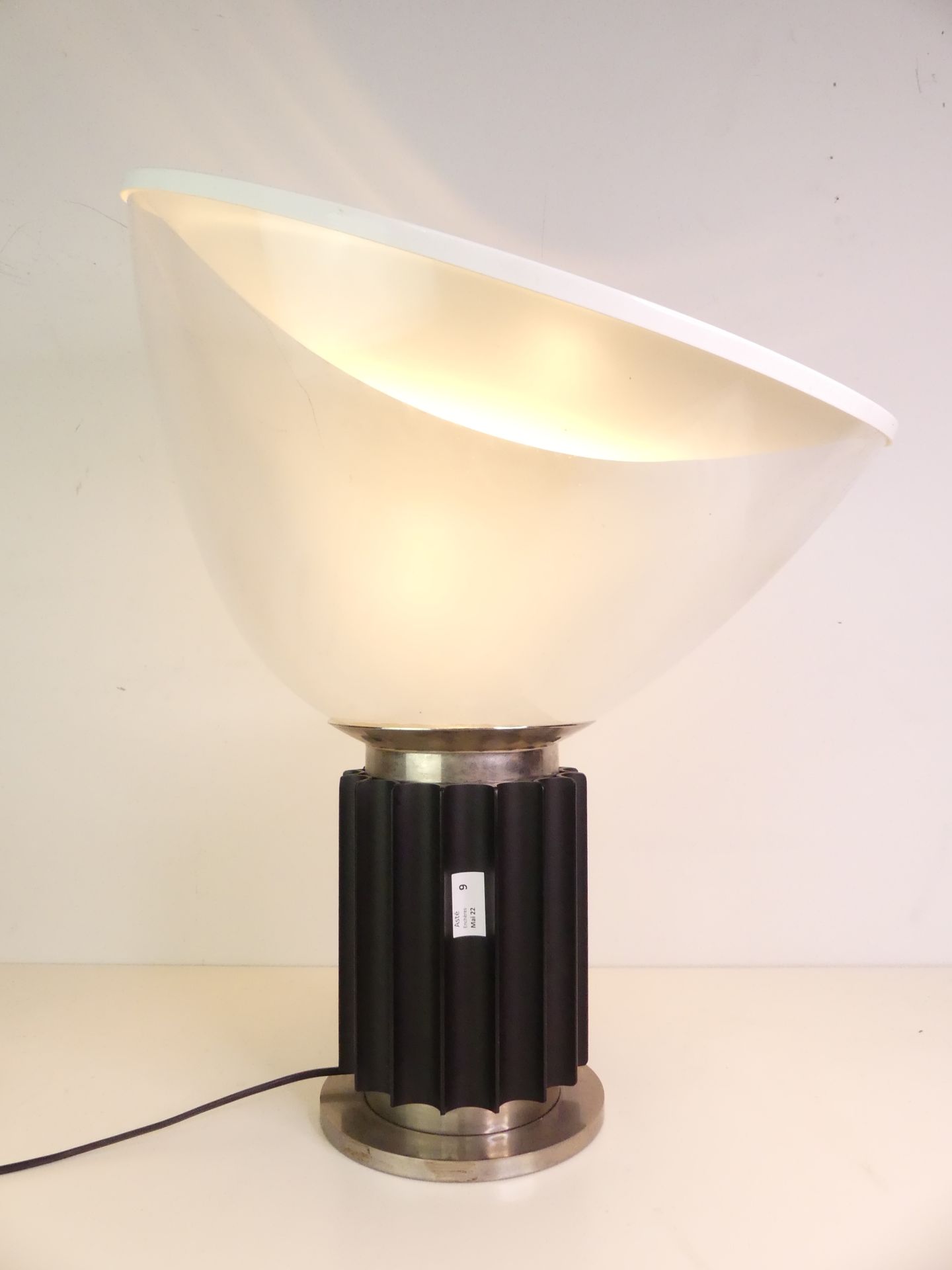 Null 
FLOS - Achille & Pier Castiglioni, Taccia灯, 意大利, 1962.吹制玻璃扩散器，铝反射器，黑钢轴和铬钢底&hellip;