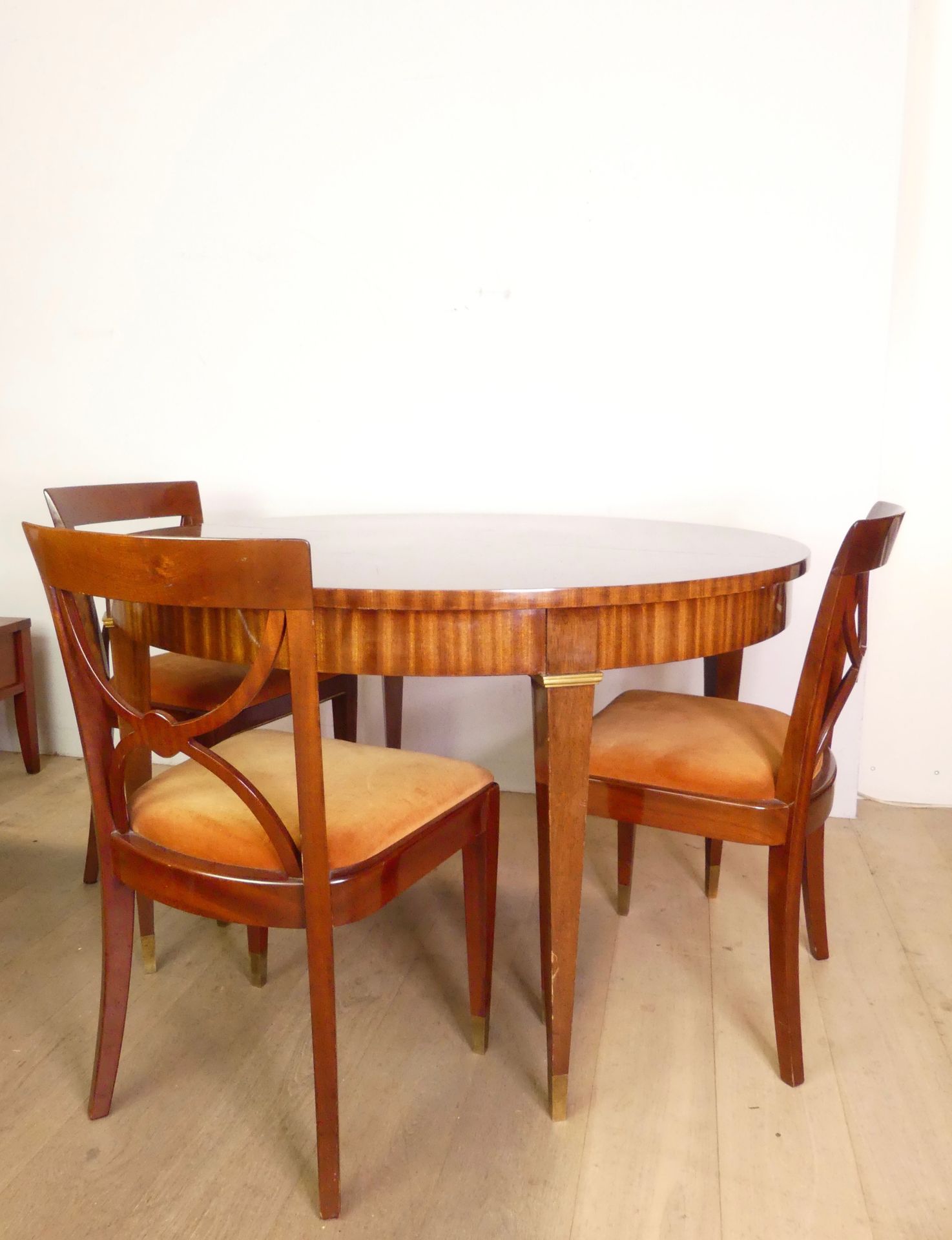 Null Table et 3 chaises De Coene en acajou, 2 rallonges présentes (D: 120 cm)
