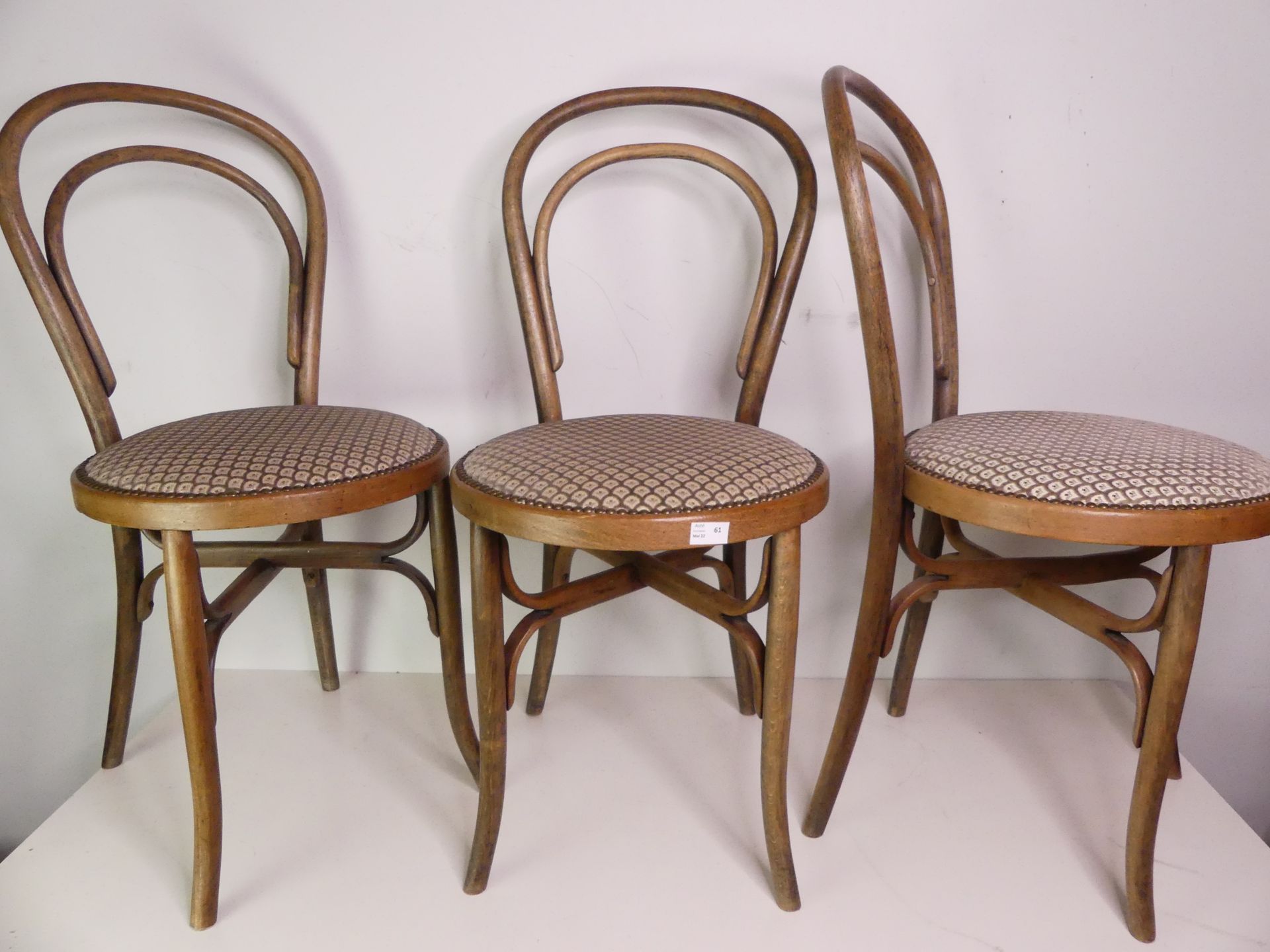 Null Cambrier frères Ath，3把弯曲的木椅，20世纪初，底部有印记
