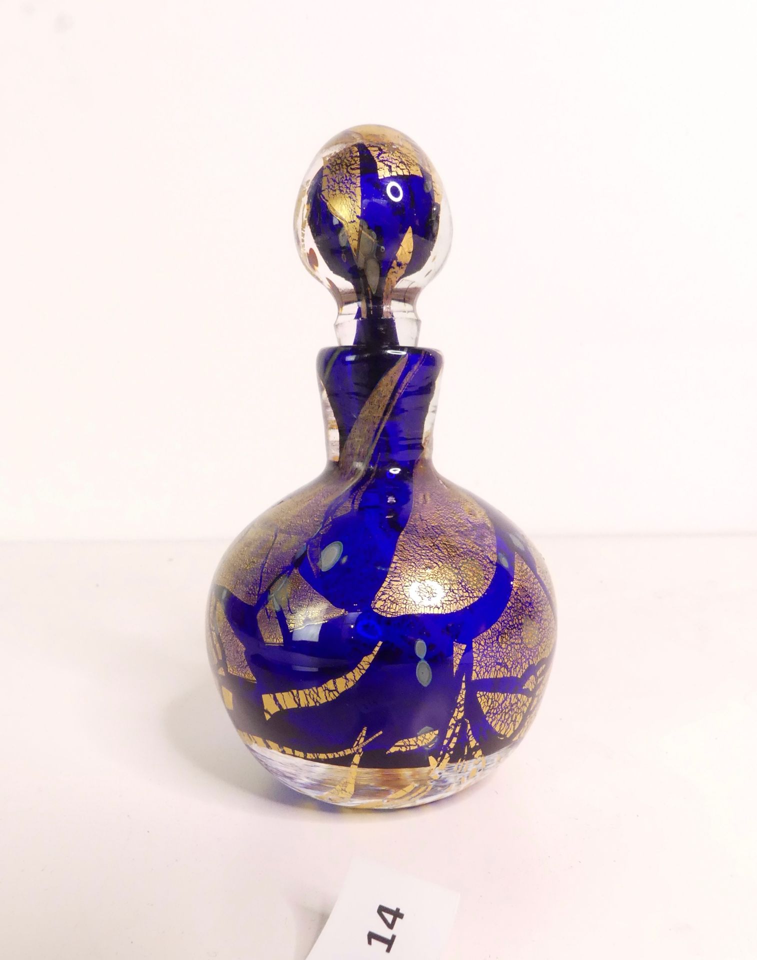 Null Louis Leloup, botella de cristal coloreado, firmada abajo (H: 15 cm)