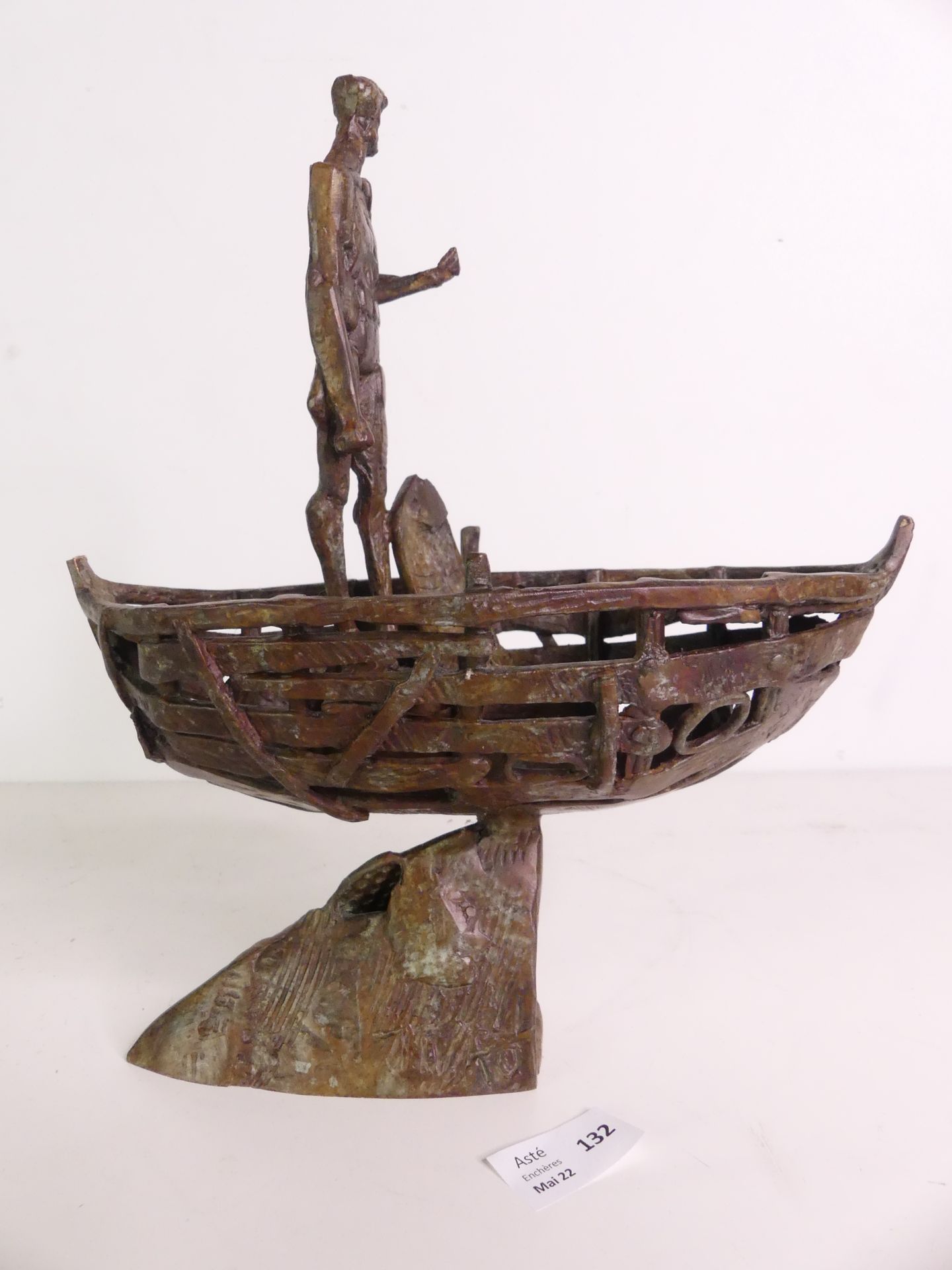 Null Jivko, Pescatore con barca, scultura in bronzo (H: 32 cm)