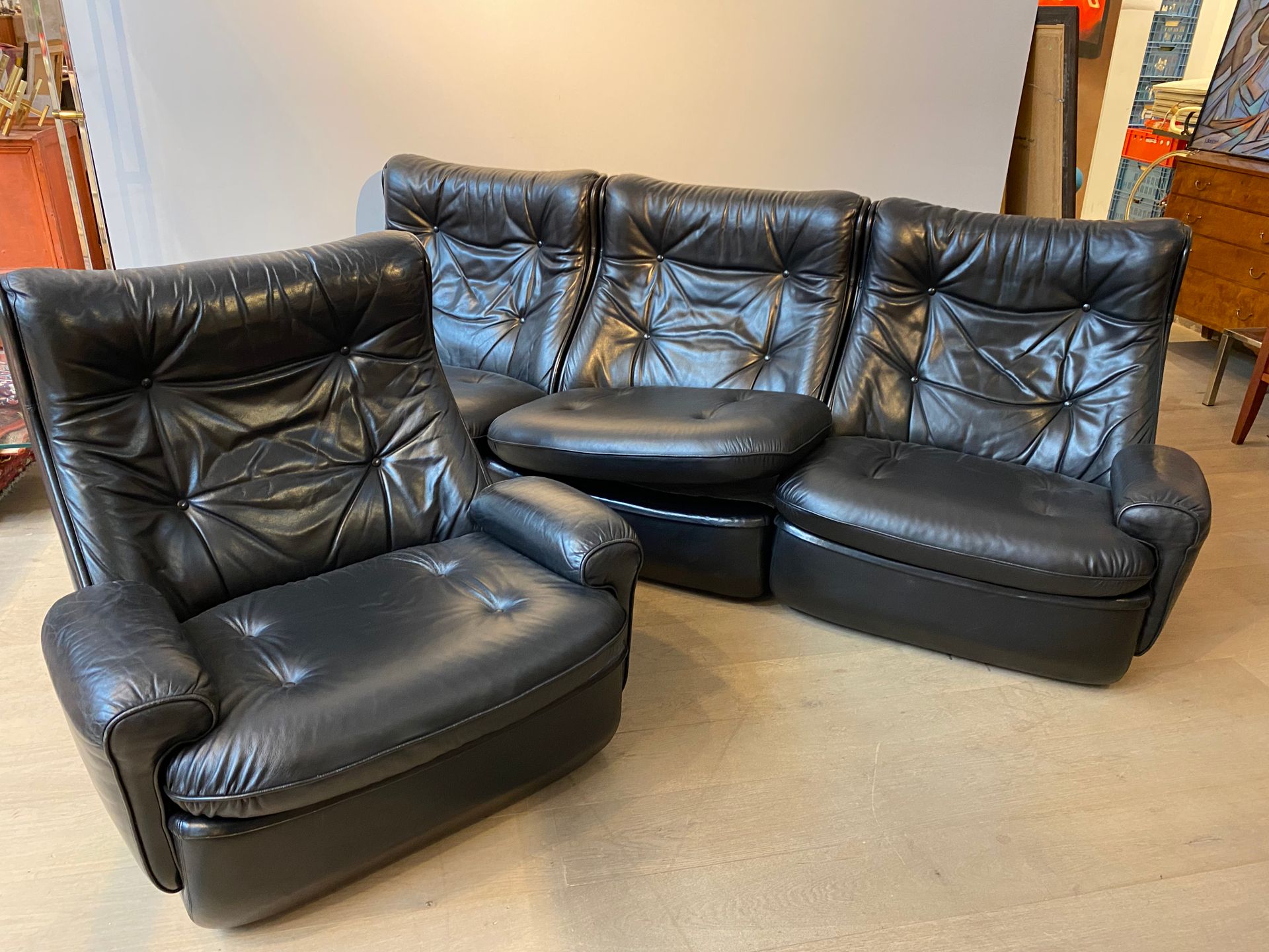 Null 
Michel Cadestin为Airborne设计的复古客厅套装，黑色皮革的3座沙发和1把兰花椅（状态完美），坐垫已在2018年完全重新做了（皮革&hellip;