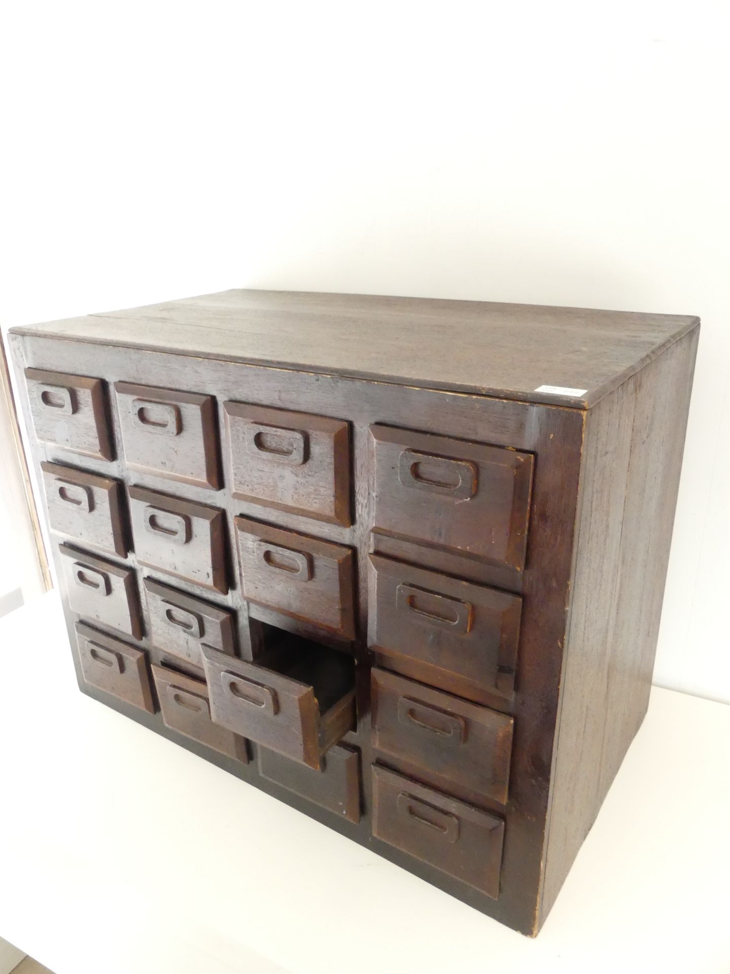 Null Schubladenmöbel aus exotischem Holz (79x45x60 cm)
