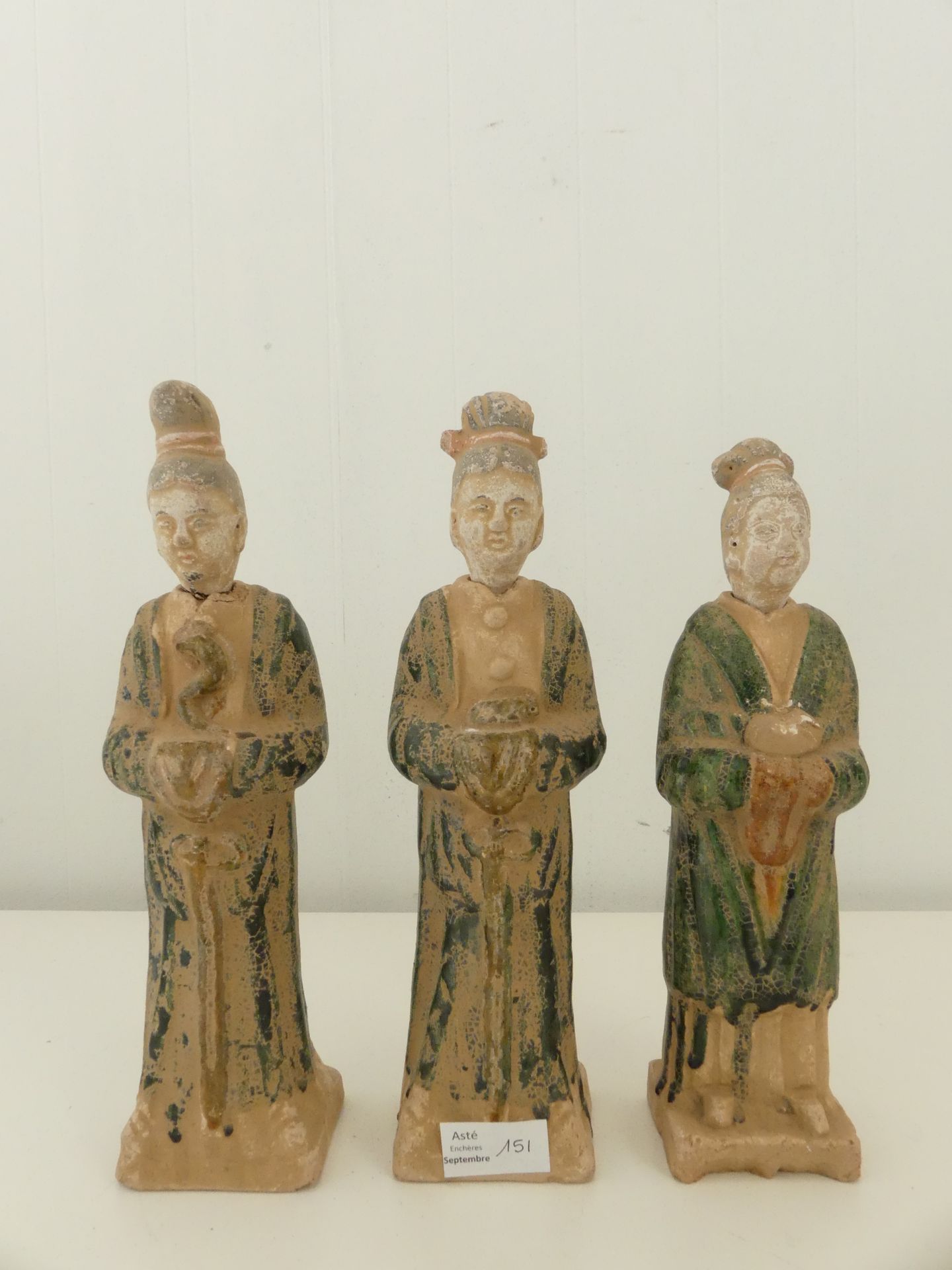 Null Cina, 3 statuette in terracotta smaltata (H: 29 cm)