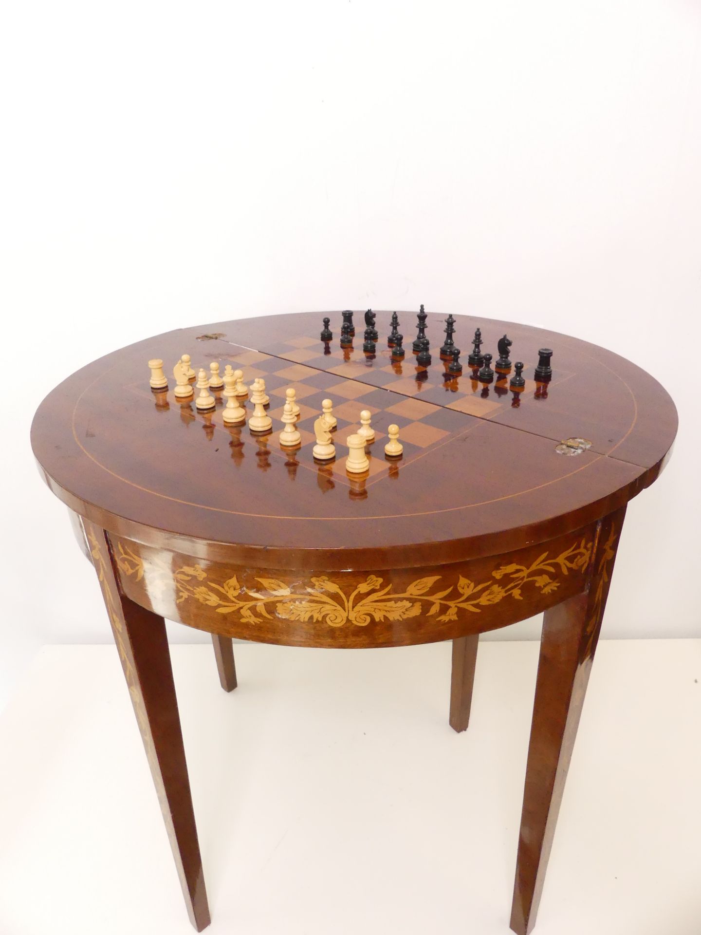 Null Table à jeux d'échecs / console demi lune en marqueterie milieu XXème (D:80&hellip;