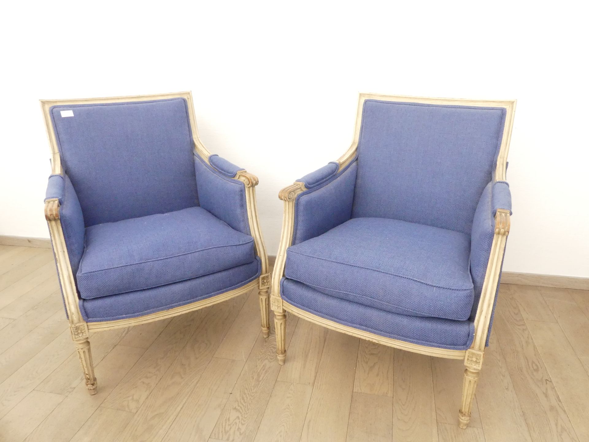 Null 一对路易十六风格的漆木家具，新装潢，蓝色羊毛织物