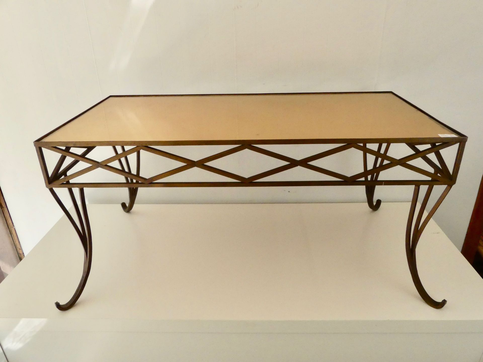 Null 镀金钢制咖啡桌，约1940年，粉色镜面（角落里有一个缺口）（110x60x50厘米）