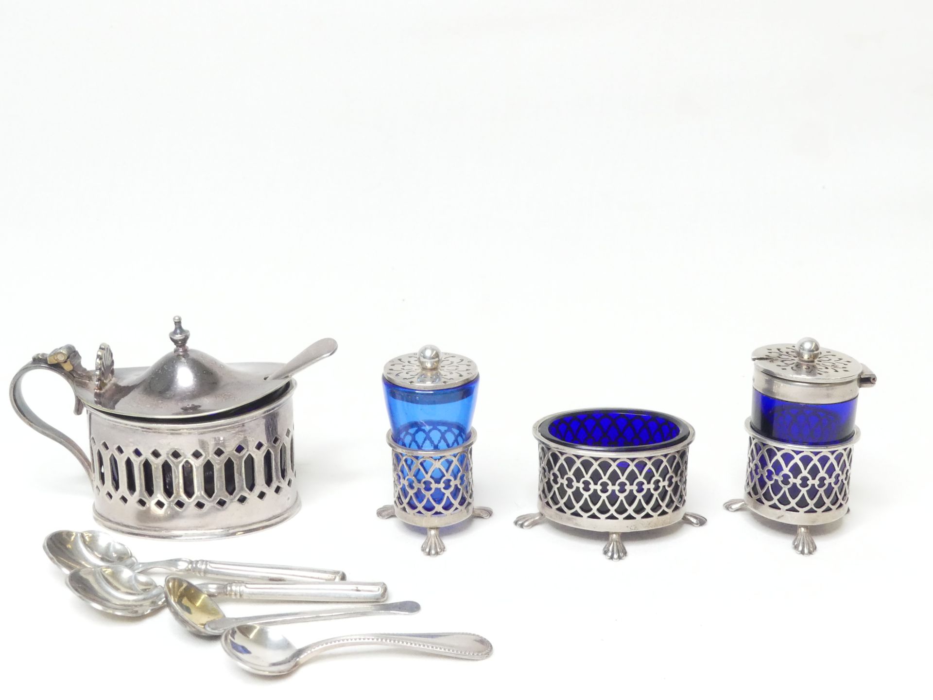 Null 伯明翰：3个O&C°英国银盐壶，X标记为1897年，蓝色玻璃。包括一个芥末罐和镀银勺子。