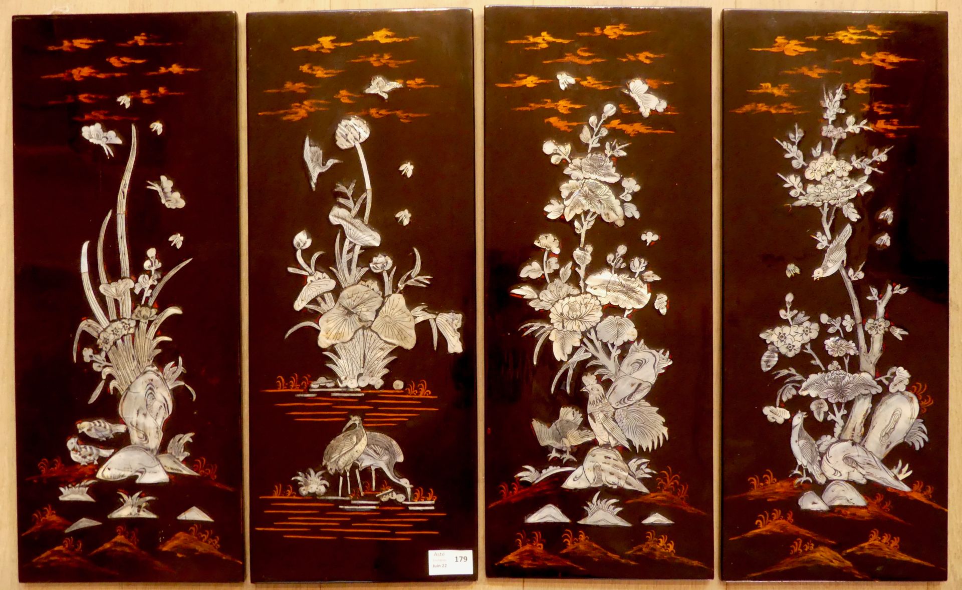 Null Vietnam, 4 paneles de madera lacada y nácar, representando las 4 estaciones