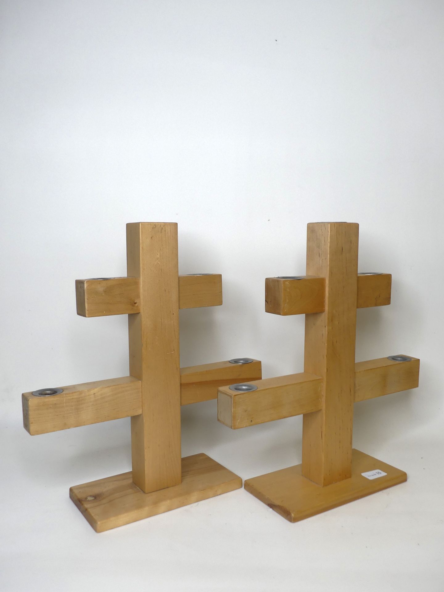Null 一对木制烛台，洛林十字架；（高：42 厘米）