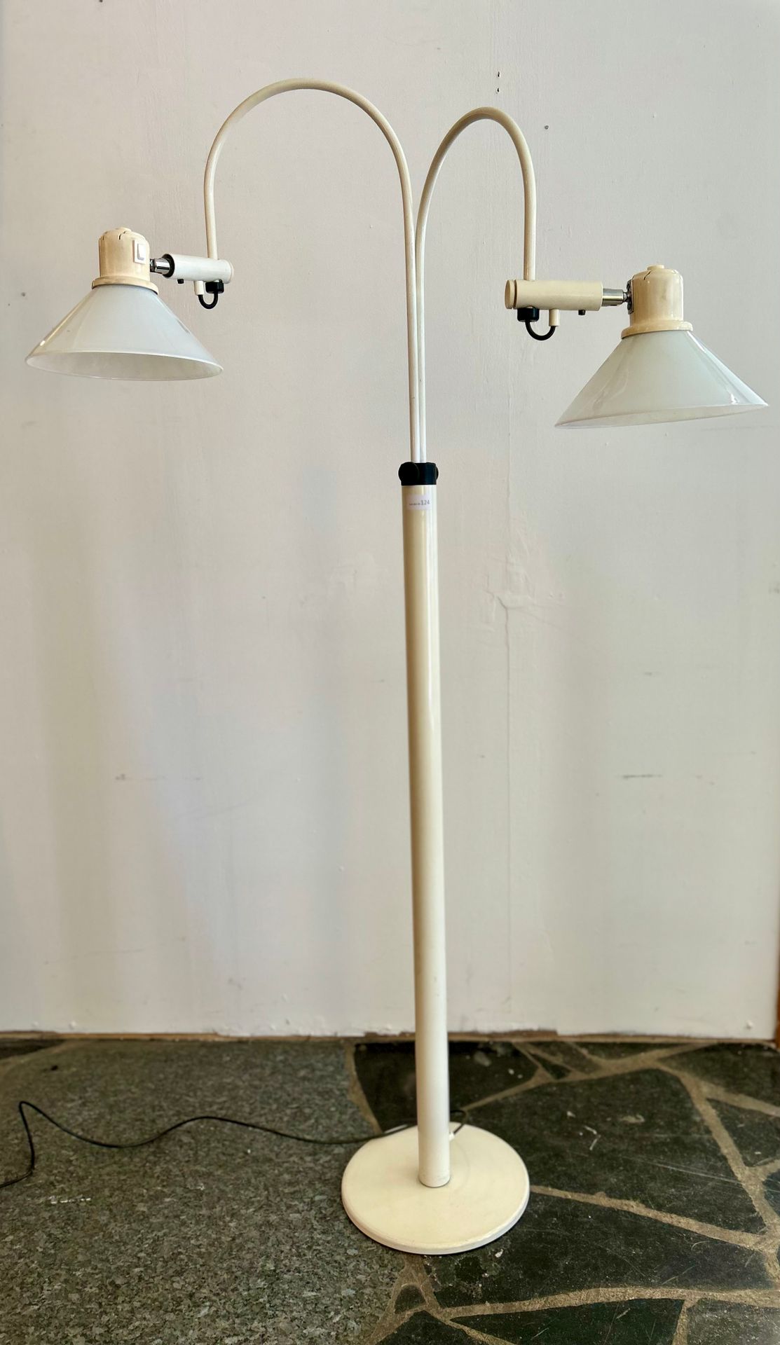 Null 落地灯，带 2 个可调灯臂，漆面金属和乳白色。意大利，约 1980 年（高：165 厘米）
