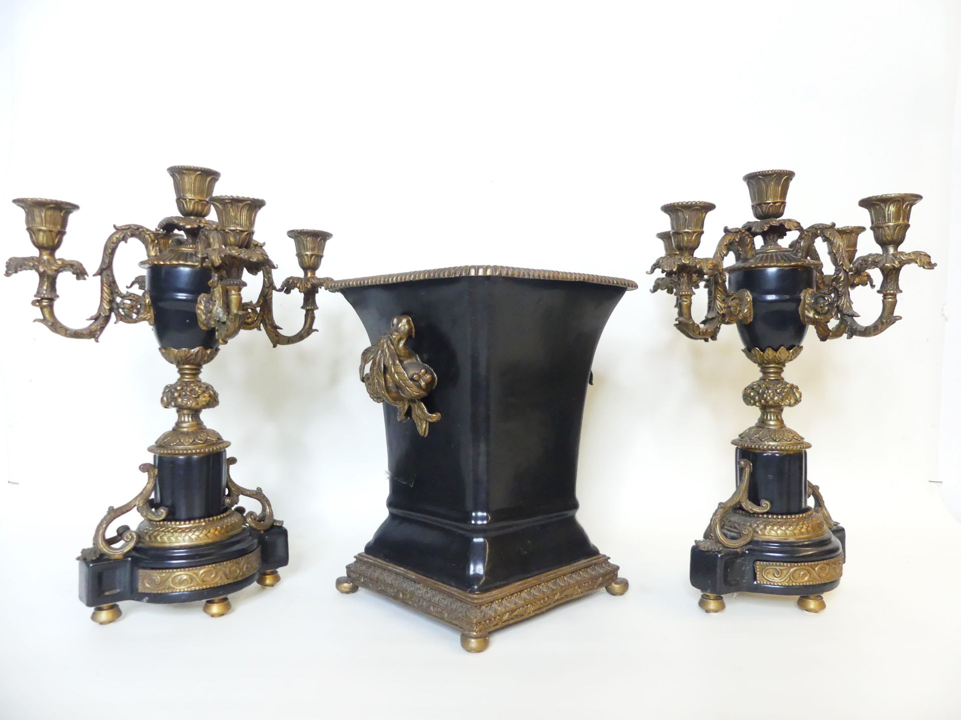 Null 壁炉套装，包括一个锅架和两个烛台。陶瓷和青铜。高度：38 厘米）