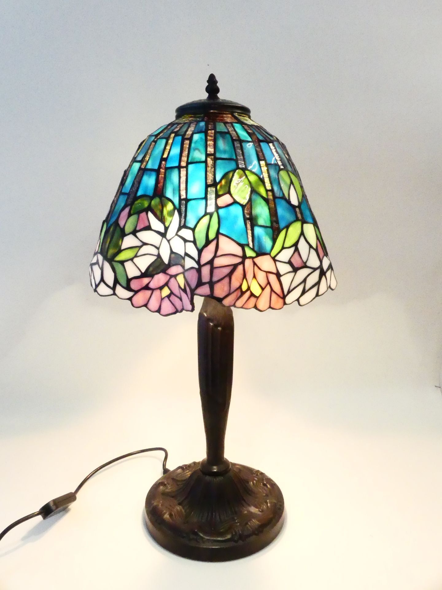 Null Large lamp in the style of TIFFANY (Ht: 60cm) Good condition
