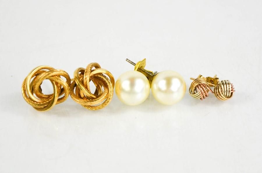 Null Three pairs of earrings, to include two 9ct gold examples, 3.7g.