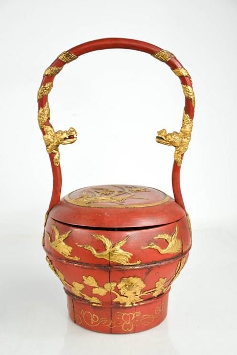 Null Un sac à main de mariage chinois laqué rouge vers 1900, avec une décoration&hellip;