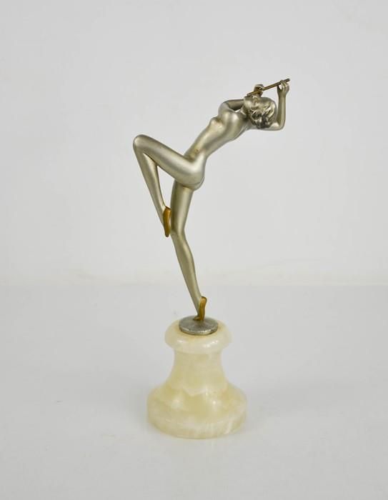 Null 约瑟夫-洛伦茨尔（1892-1950）。长笛演奏者，大约在1930年的装饰艺术小雕像，亚光银色，在玛瑙底座上，高23厘米。