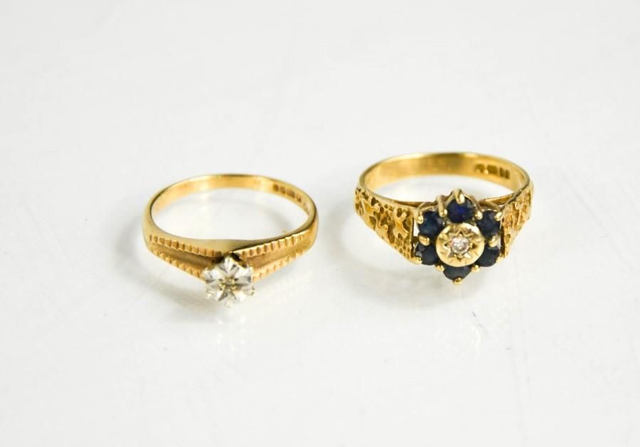 Null 两枚9K金戒指，一枚有钻石和蓝宝石镶嵌的花头，尺寸为O，另一枚有幻彩镶嵌的钻石，尺寸为O 5.84克。
