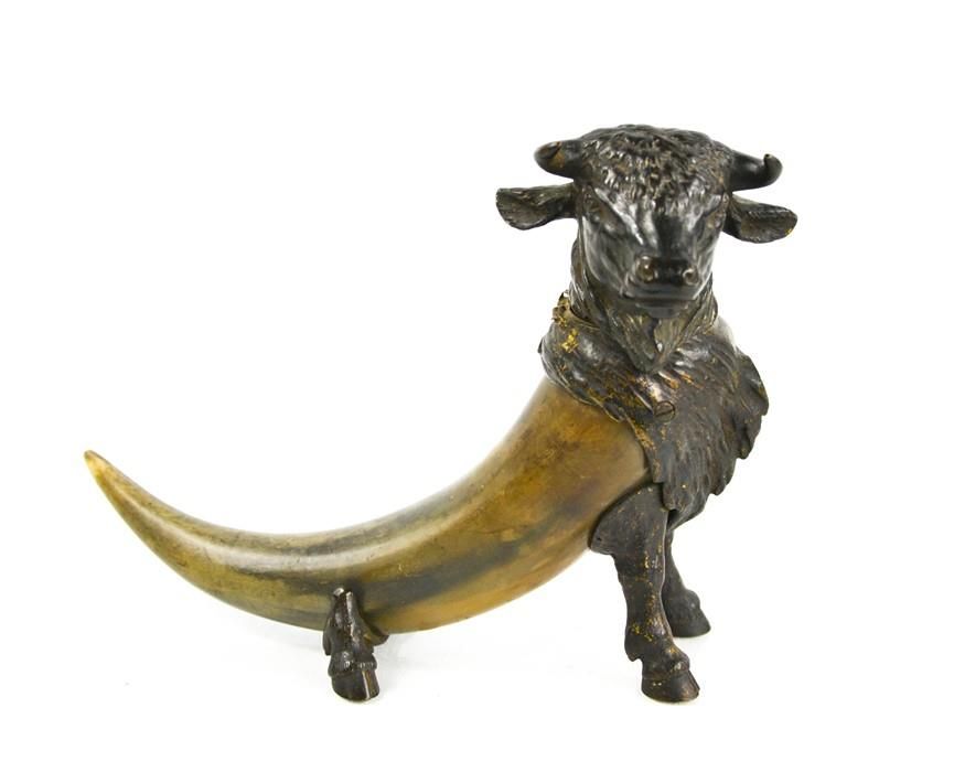 Null Un taureau en bronze et corne du 19ème siècle, le couvercle à charnière en &hellip;