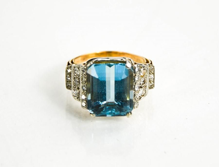 Null 一枚黄金、铂金、海蓝宝石和钻石戒指，长方形切割的海蓝宝石约9克拉，两边是阶梯状的渐变肩部，镶嵌有11颗钻石，重12.94克。(无印记)