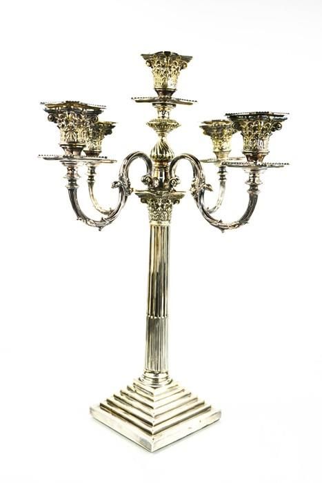 Null Un chandelier en argent, avec cinq prises de bougies en forme de colonne co&hellip;