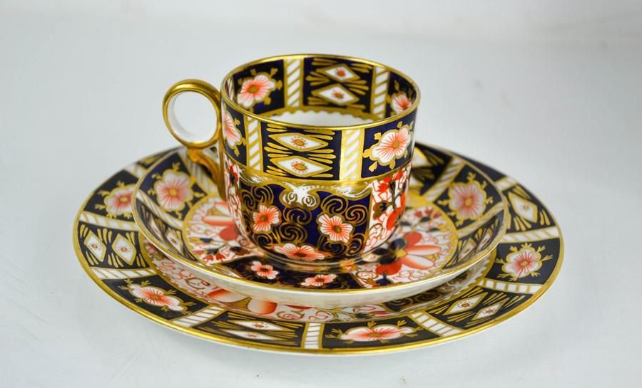 Null Un trio de tasses et de soucoupes Royal Crown Derby dans le motif Imari.