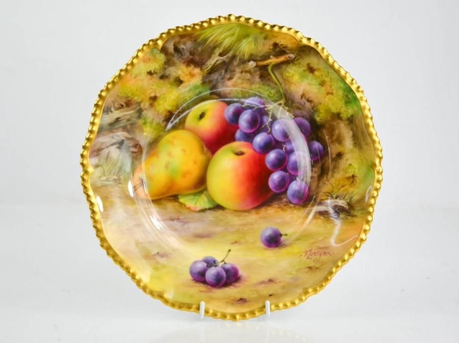 Null Une assiette Royal Worcester peinte avec des fruits sur un fond de mousse, &hellip;