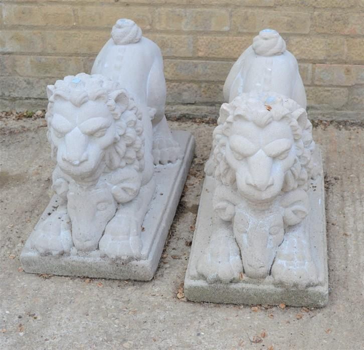 Null Paire de lions en pierre reconstituée s'appuyant sur des têtes de béliers e&hellip;